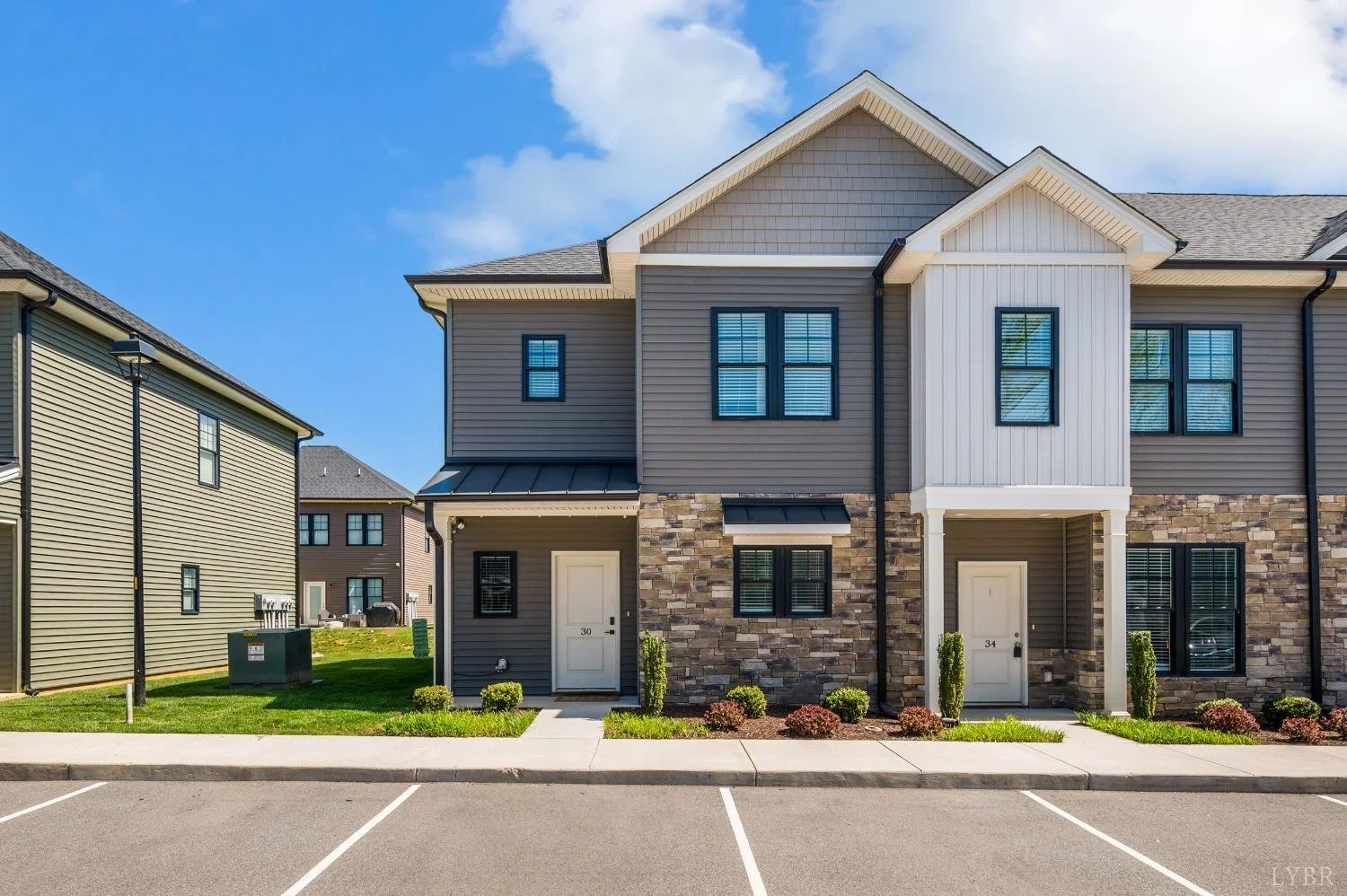 🏡 LATEST LISTING 🏡
Modern, low-maintenance living in a prime Lynchburg location, perfect for homeowners and investors alike!

📍 30 Cuddington Ln, Lynchburg, VA
💲 $295,000
🛏 3 Bedrooms | 🛁 2.5 Baths | 📐 1,450 Sq Ft
✨ END UNIT ✨

This beautifull