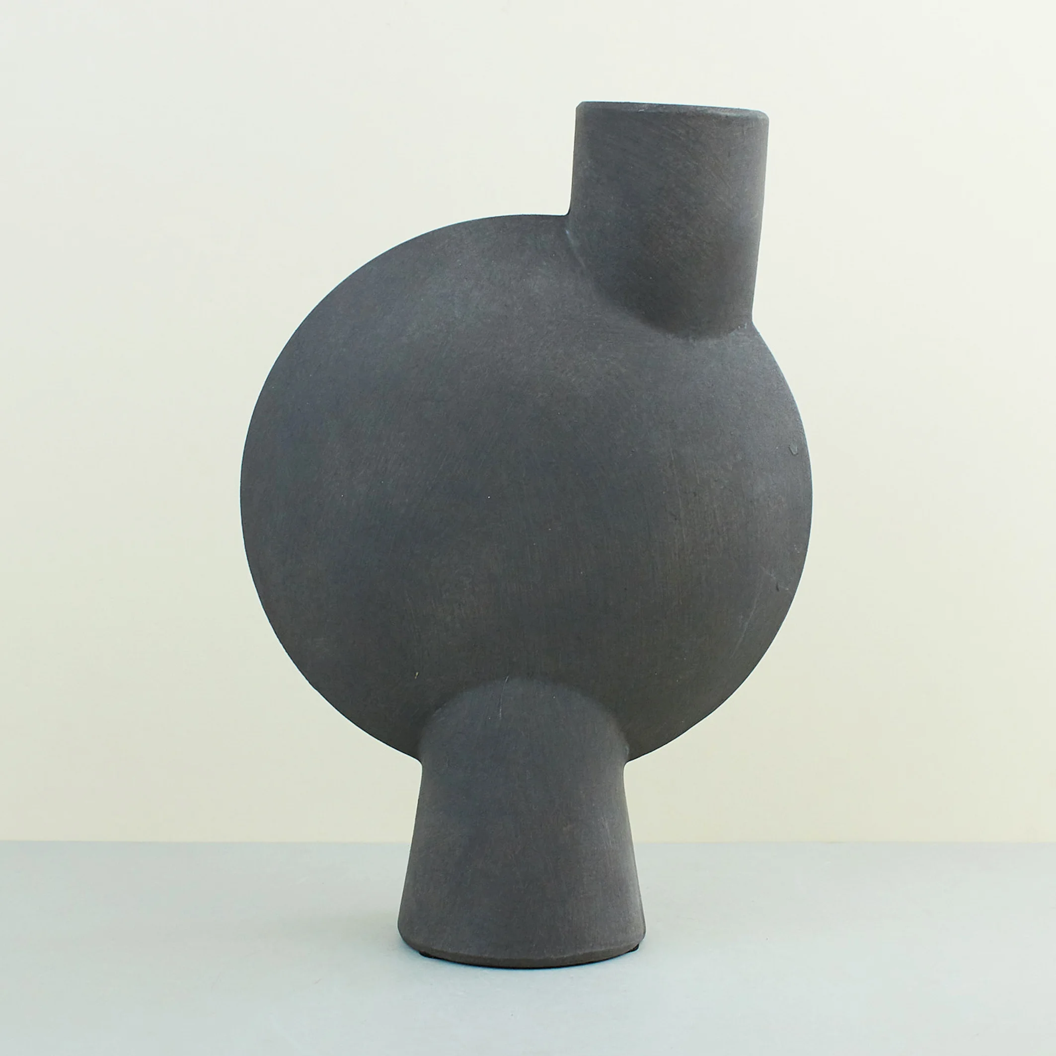A NEW TRIBE 101 CPH MIDI ASYM VASE GREY 01.jpg