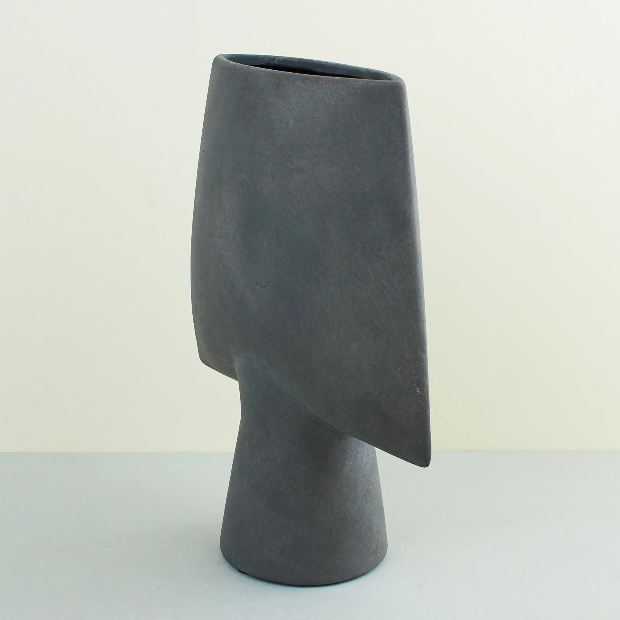 A NEW TRIBE 101 CPH SQUARE VASE GREY 02.jpg