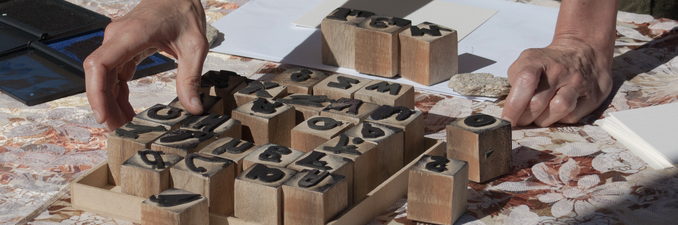 Palavras, public interaction and performance by Timea Tihanyi, Rio de Janeiro, 2015.