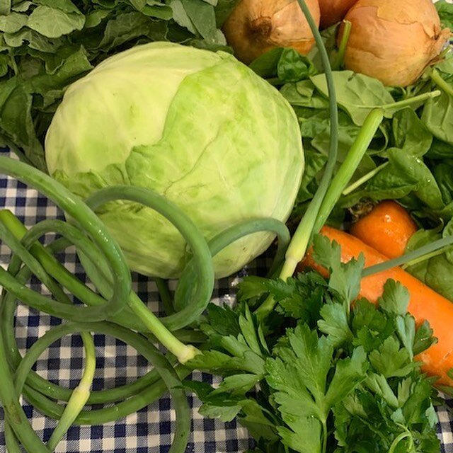 Sample Fulton Stall Market CSA veggie shares available for purchase at FSM tomorrow 11:30 AM- 4 PM $22.  Signup for full Summer CSA by Sat. night! 
Vegetable Share: Rogowski Farm Spinach, Carrots, Onions, Quelites, Cabbage, Garlic Scapes #csa #farmer