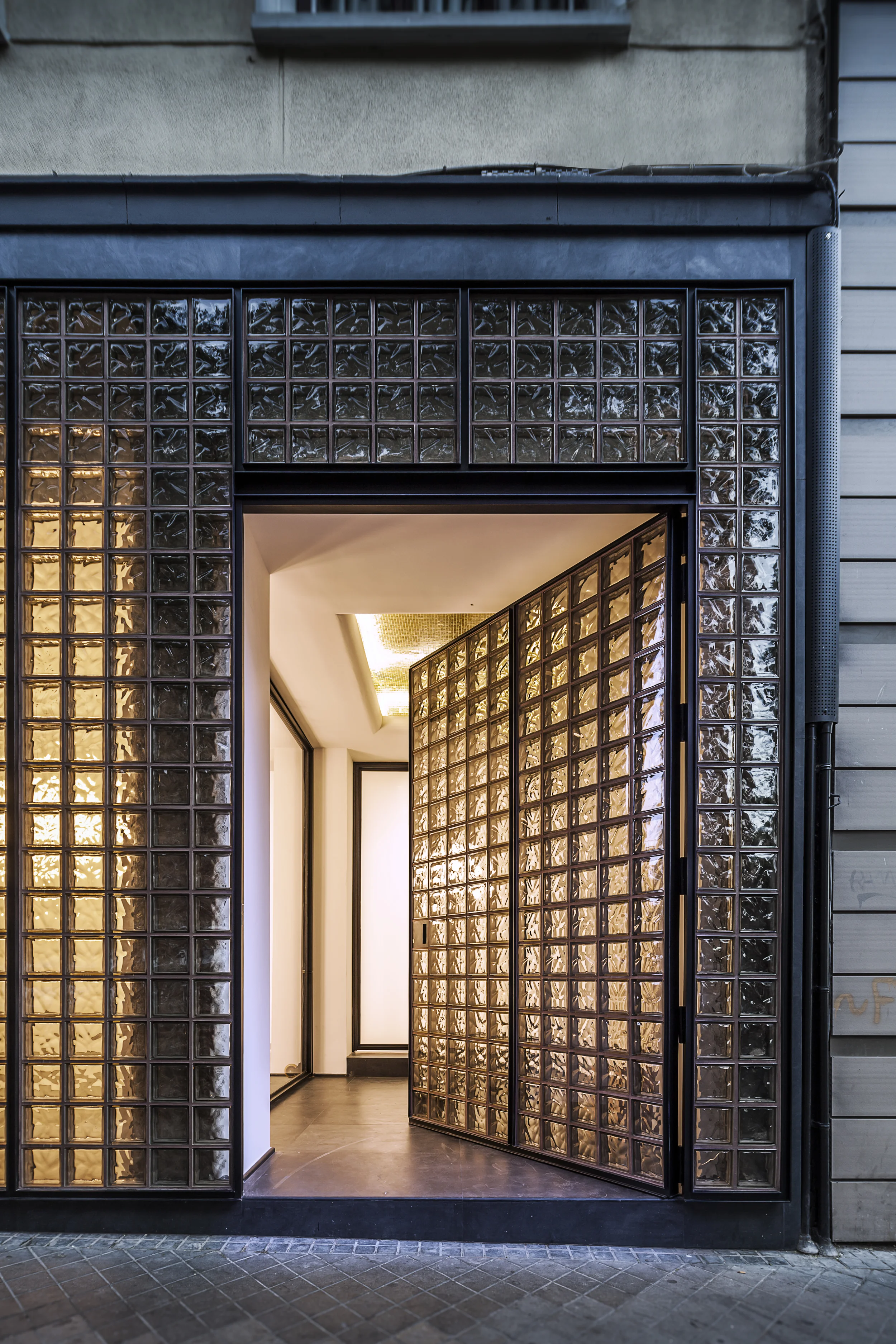 NaharroShowroom_archBuildworks_photoMontseZamorano02.jpg