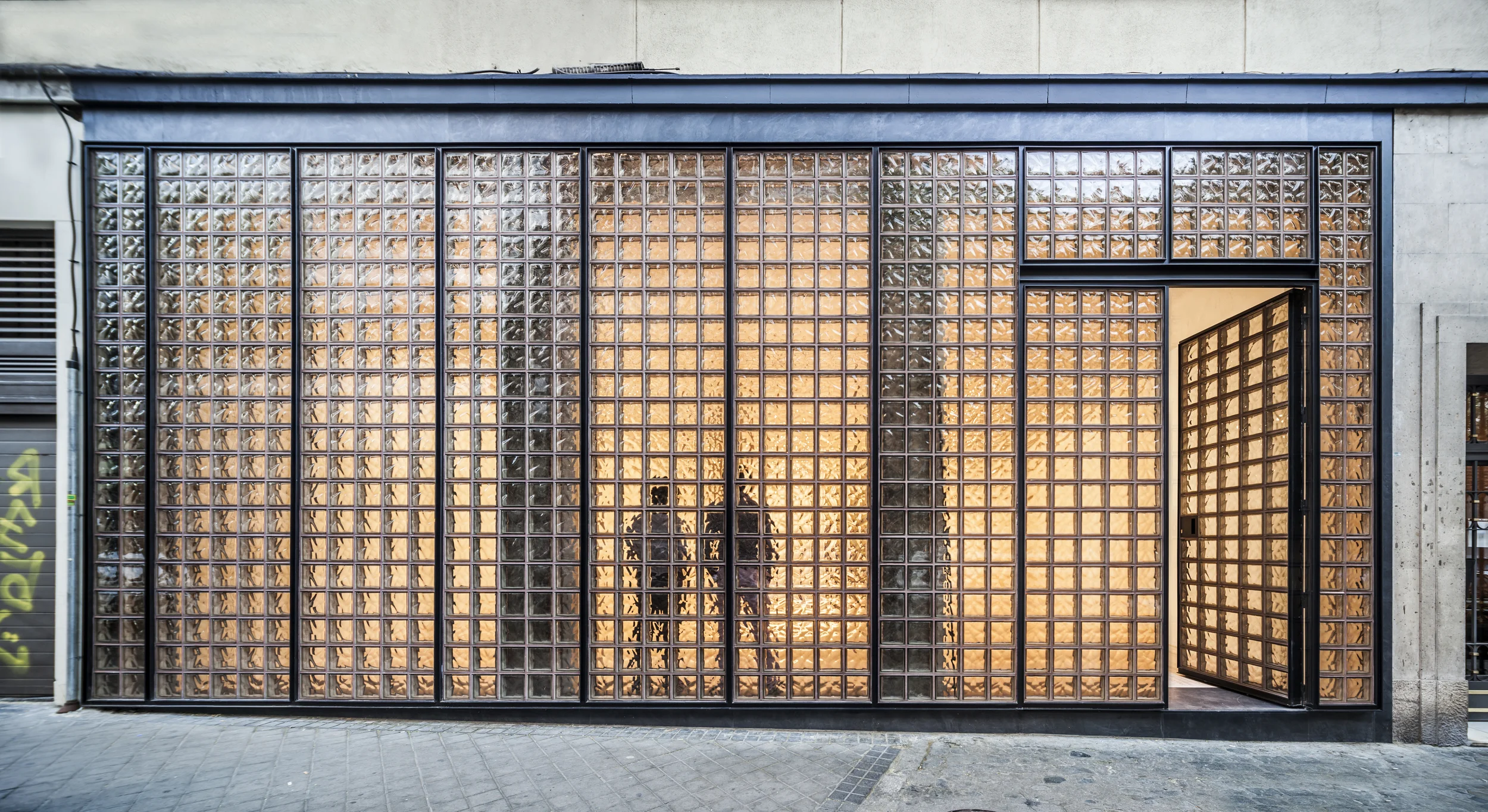 NaharroShowroom_archBuildworks_photoMontseZamorano03.jpg