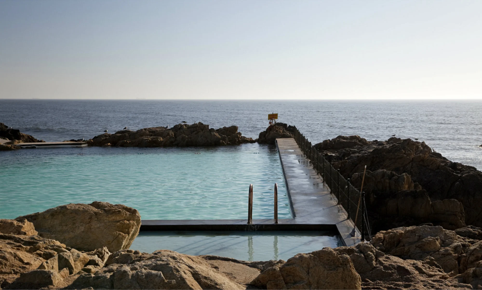 LeçadePalmeiraPools_archAlvaroSiza_photoMontseZamorano05.jpg