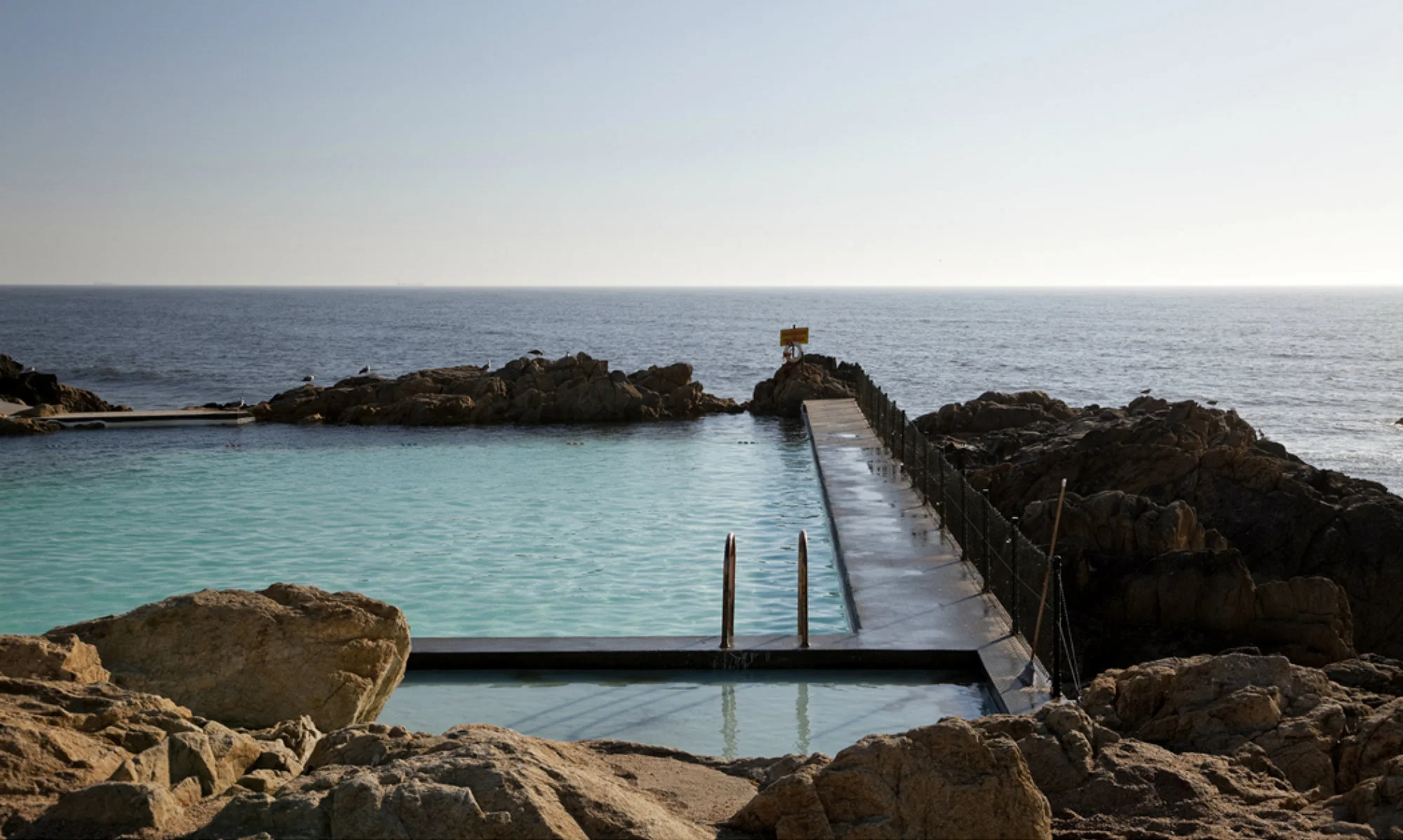 LeçadePalmeiraPools_archAlvaroSiza_photoMontseZamorano00.jpg
