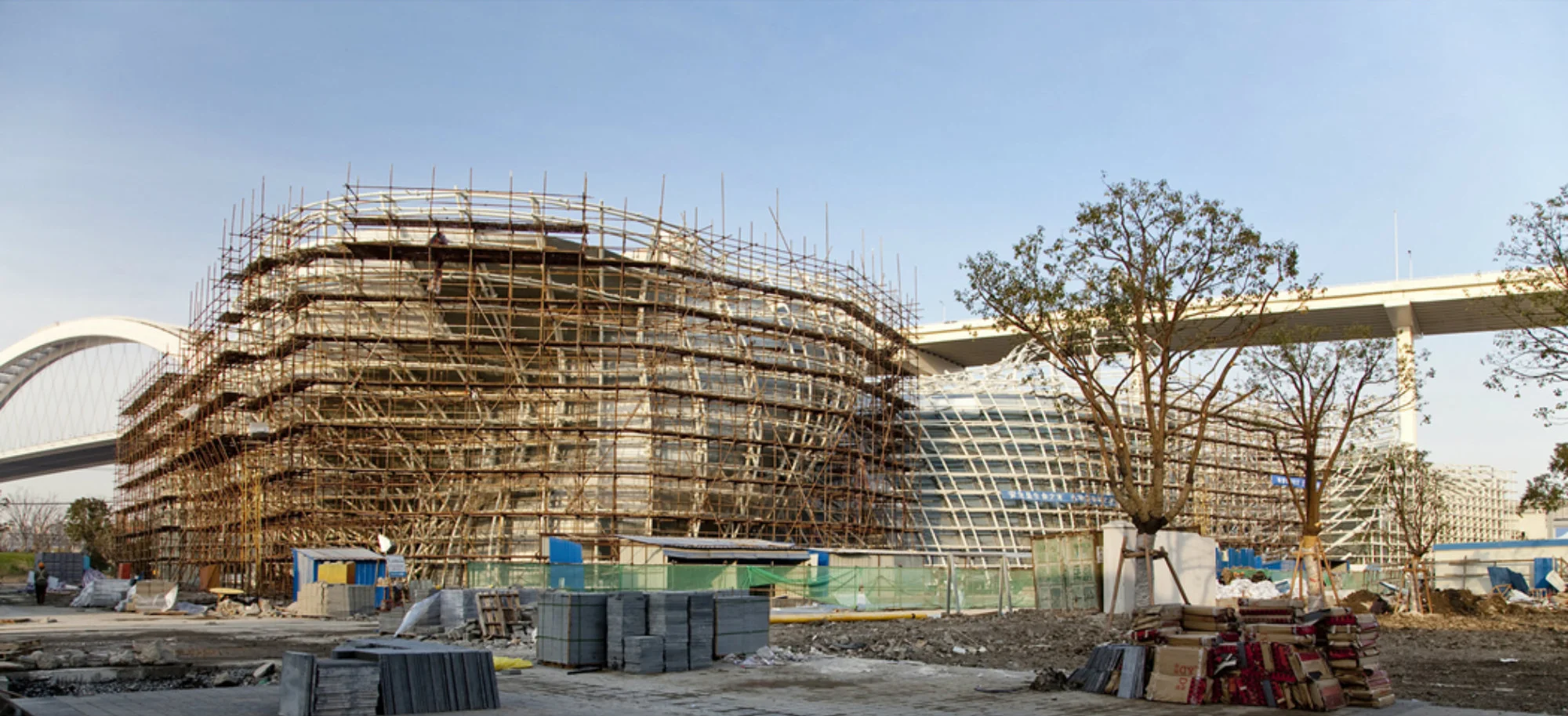 SpainExpoShanghaiPavillionConstruction_archEMBT_photoMontseZamorano03.jpg