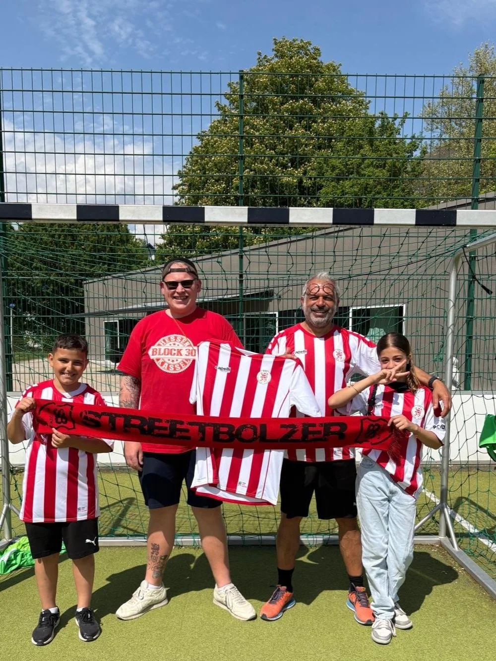      

 
   Beim Heimspiel des KSV Hessen Kassel gegen den SGV Freiberg am Samstag den 12. April organisierte das Fankollektiv Block 30 eine karitative Tombola. Die Einnahmen kommen gezielt lokalen Initiativen zugute – darunter auch Streetbolzer. Mit