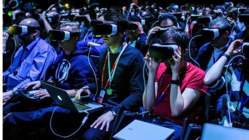 Crowd using 360˚ VR headsets