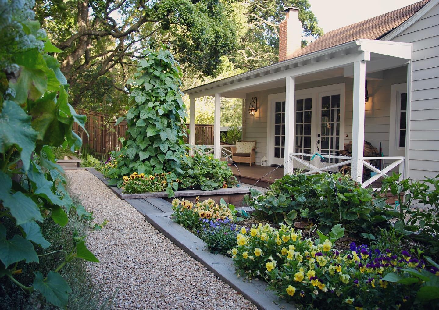 A charming cottage courtyard filled with some of our favorite things #kitchengarden #foodforwarddesign #millvalley