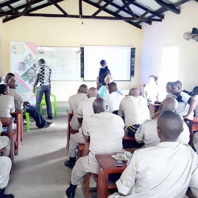 Hello Friends !
Suivez en vidéo la première evaluation du projet pilote d'accompagnement pour l''intégration des jeunes indépendants du monde #agricole de Guinée à #Kindia. Fruit d'une collaboration forte entre l'ASCAD, Dare to Innovate - Osez Innover et le PNUD Guinée .
Pour savoir plus lisez 👇
https://youtu.be/I1mBTU_uOxw
-------------------------------------------
#DaretoInnovate #OsezInnover #Guinée #Entrepreneurship