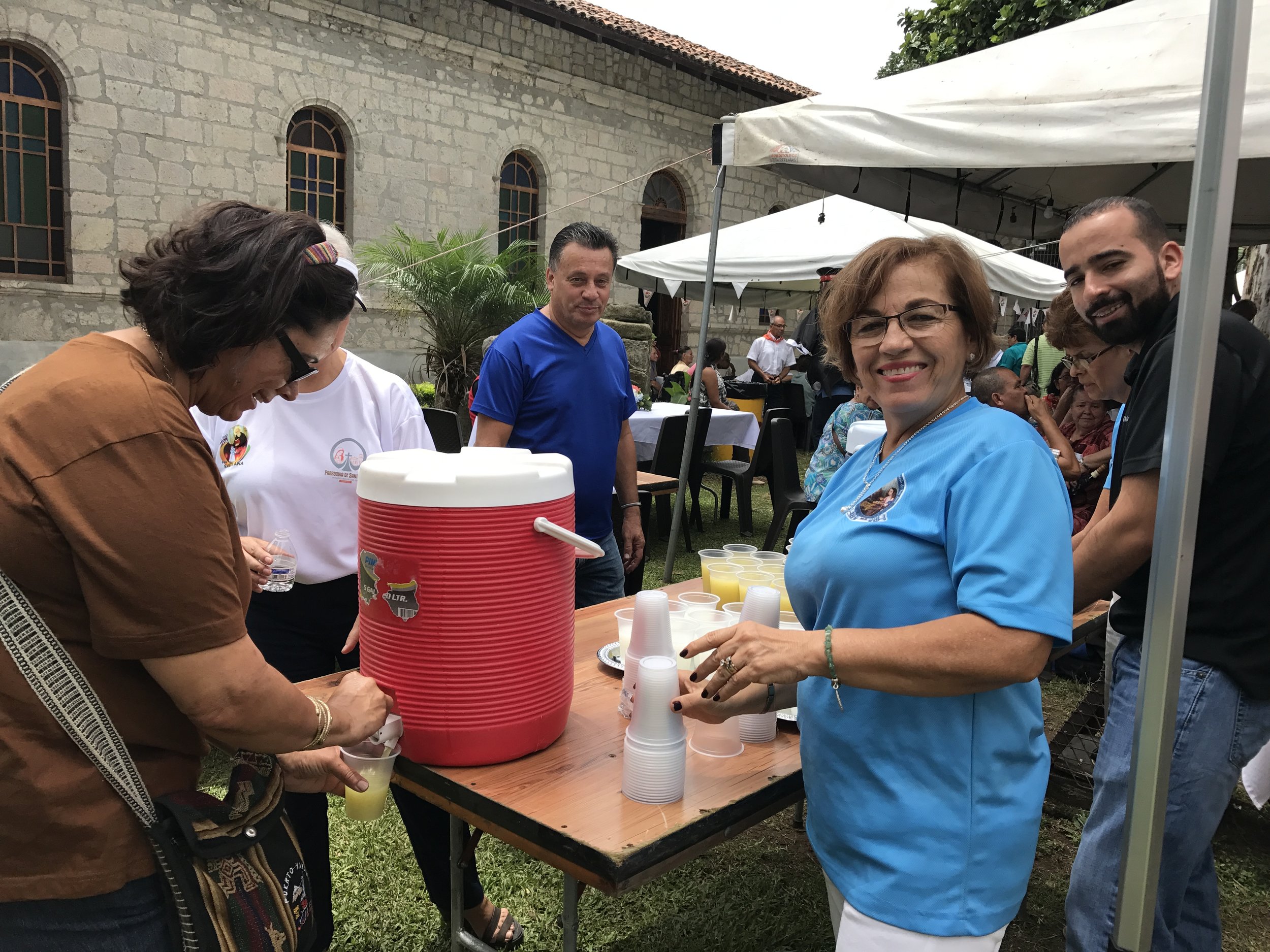 El equipo de trabajo, felices de servir a los demás.