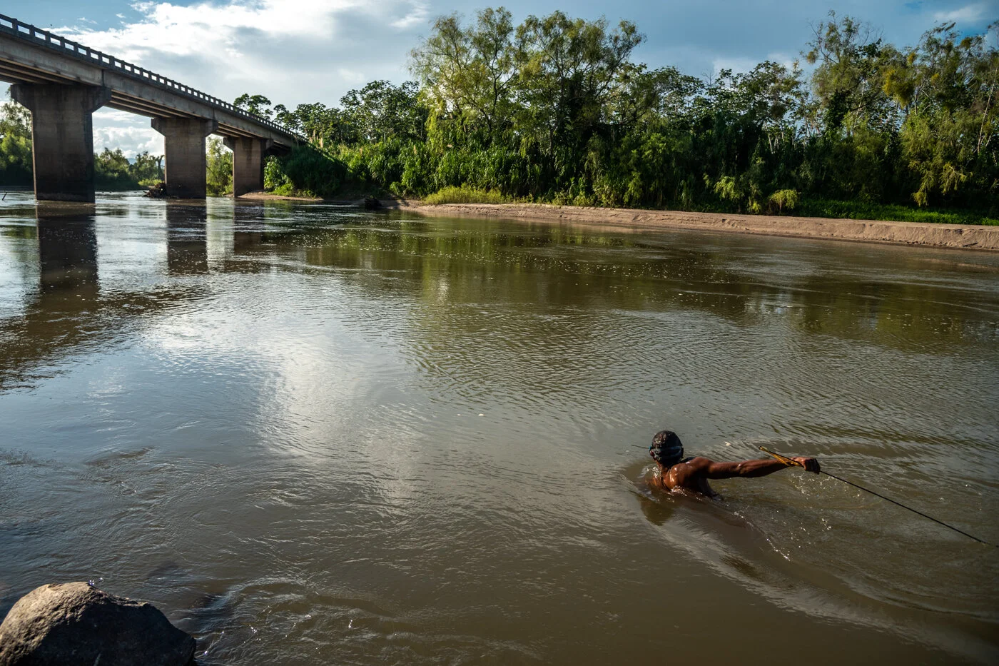  A spearfisherman searches for Talapia in the Aguan River, one of the largest watersheds in the country. (Tocoa, Honduras) 