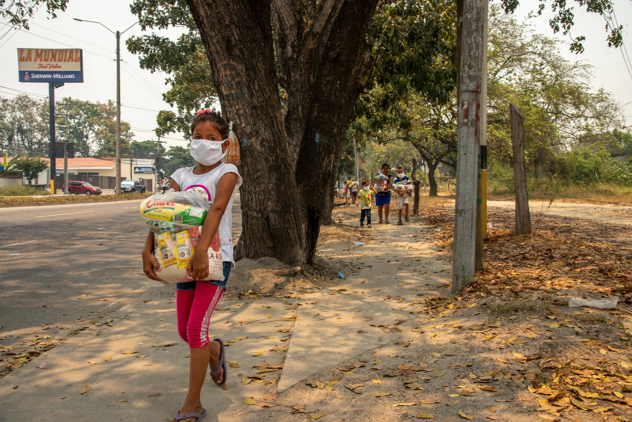  Over 60% of people in Honduras live in poverty. During the Coronavirus lockdown the most vulnerable people have seen the biggest negative impacts. All over the city people from the poorest neighborhoods have flocked to the street to ask for help. Ma