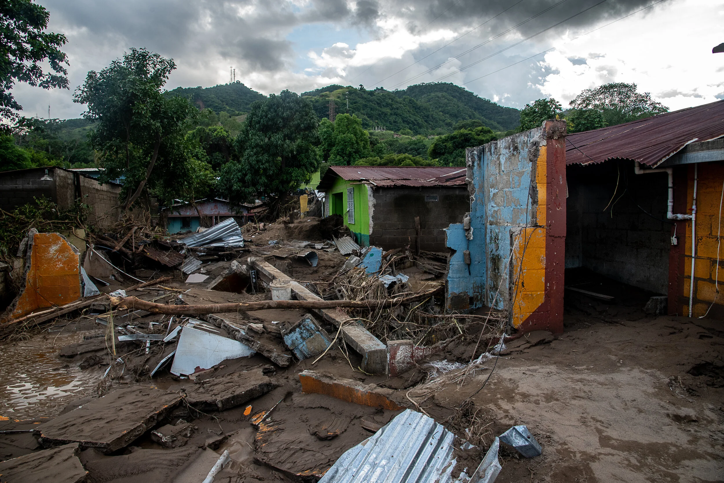 A destroyed community on the banks of the Chemelecon river in San Pedro Sula, Honduras. In the aftermath of Hurricane Eta flooding and mudslides have left hundres of thousands homeless. 