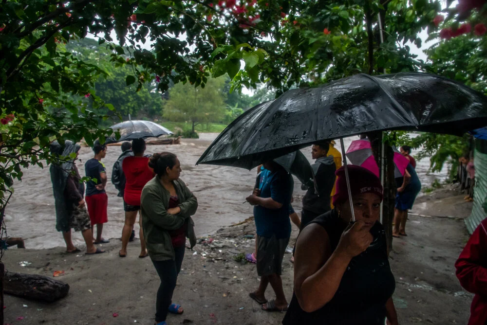 Residents of a shanty village on a riverbank in San Pedro Sula watch the overflowing river, which threatens to sweep their homes away. The aftermath of Hurricane Eta brings enormous amounts of rainfall which will cause deadly flooding and mudslides 