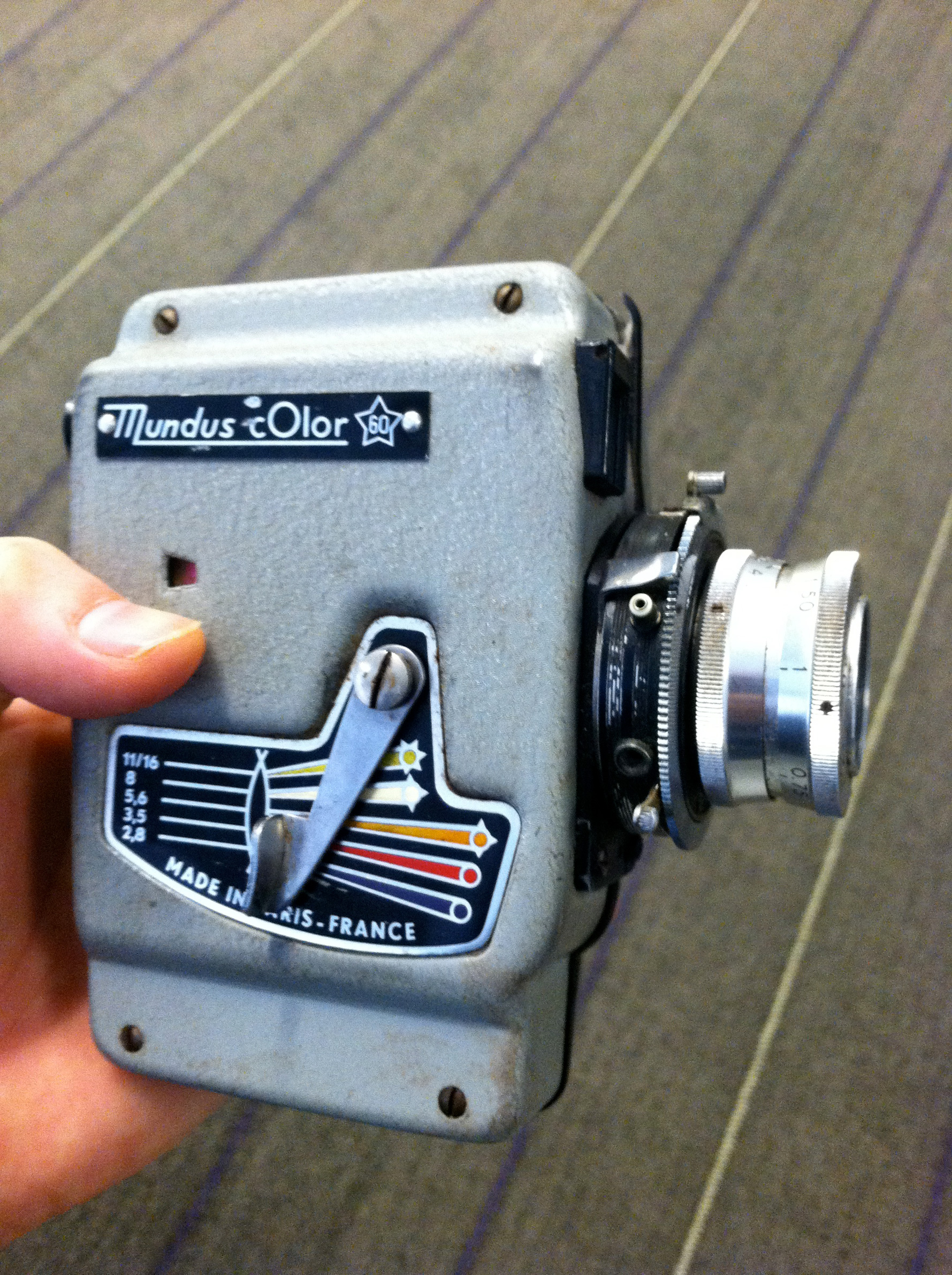 The Mundus is one of most beautifully designed cameras of the 60’s, an almost organic style similar to other French cameras like Beaulieu and Palliard-Bolex movie cameras.