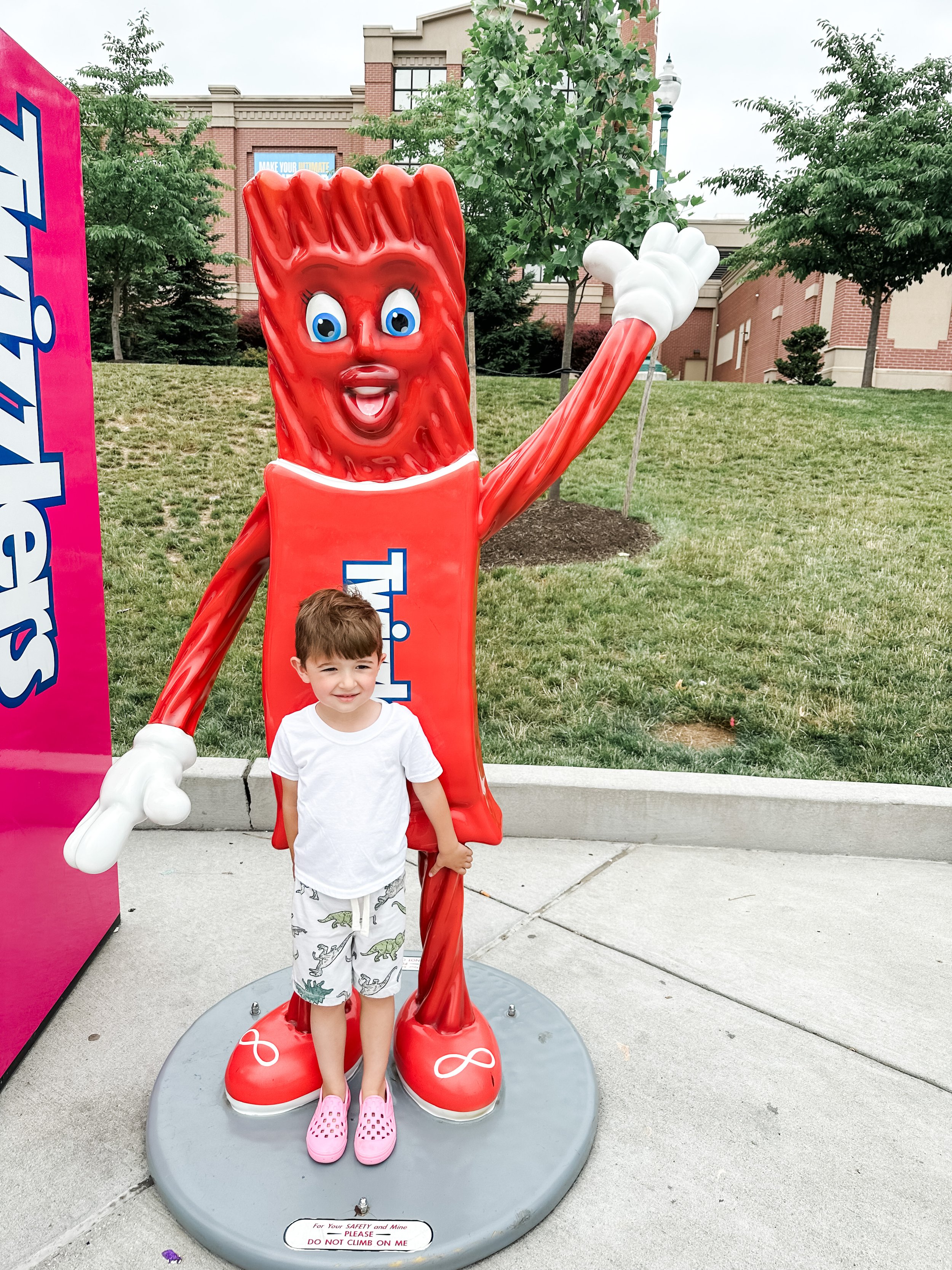 Hersheypark Character Height Check - Twizzlers