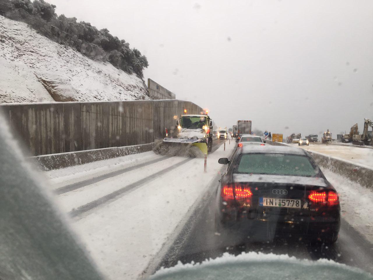 Ungewöhnliches Bild: Schneepflug im Verkehrschaos zwischen Patras und Korinth (Griechenland)