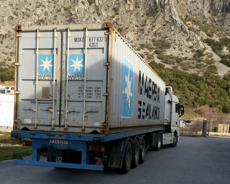 Ein grosser Container erreicht Attika. 