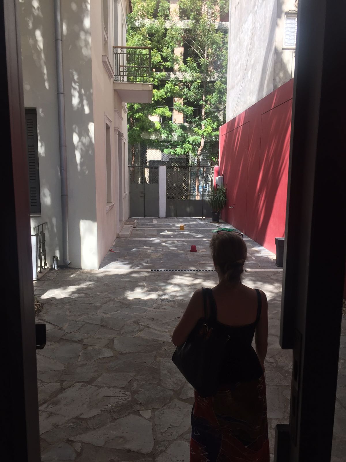 Blick in den Innenhof des Amina Centre in Athen