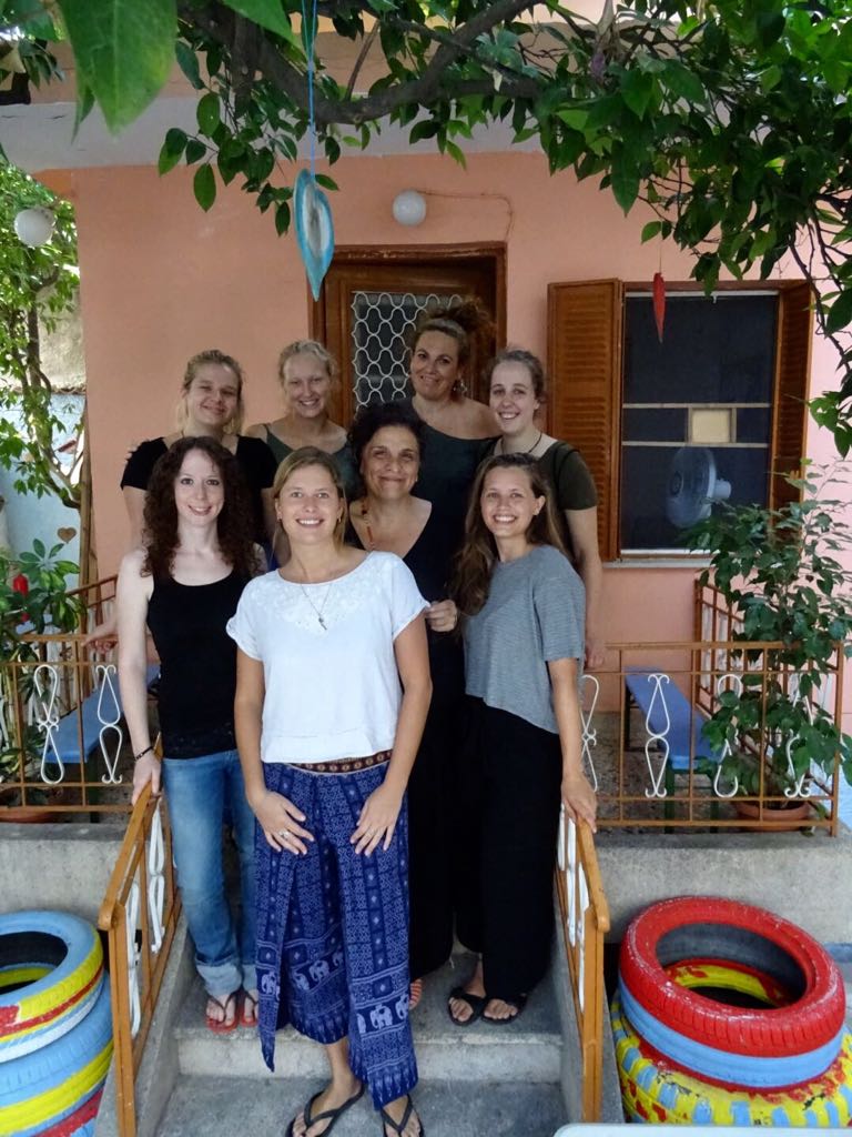 Rilana unten rechts und Sarah oben, Zweite von links, sagen: Wir bedanken uns noch einmal aus tiefstem Herzen bei unserem Bashira Team. Es war grossartig mit euch starken Frauen zusammenzuarbeiten!