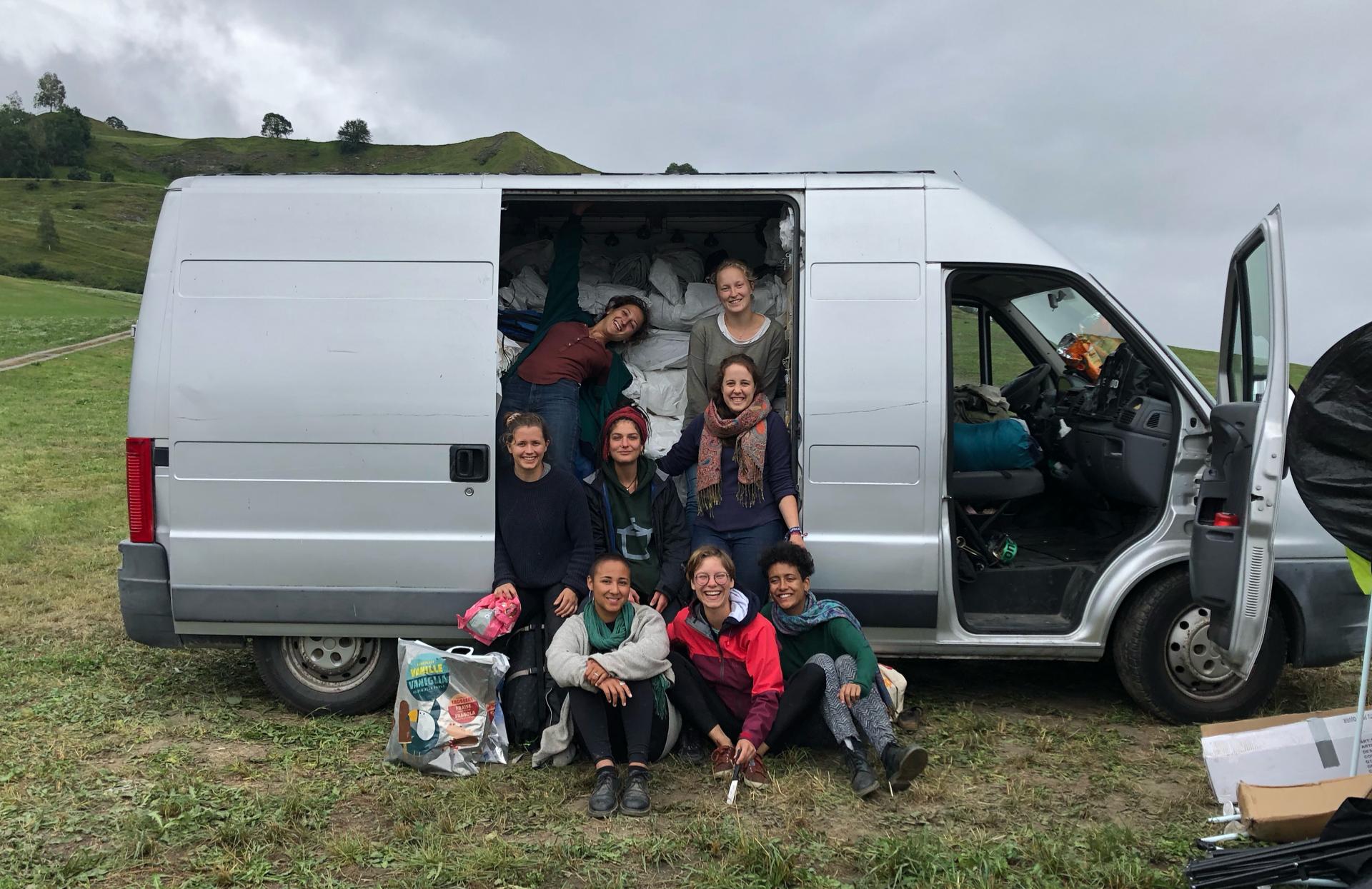Das glückliche Team vom Lumnezia kurz vor der Abfahrt mit den vollbepackten Vans.
