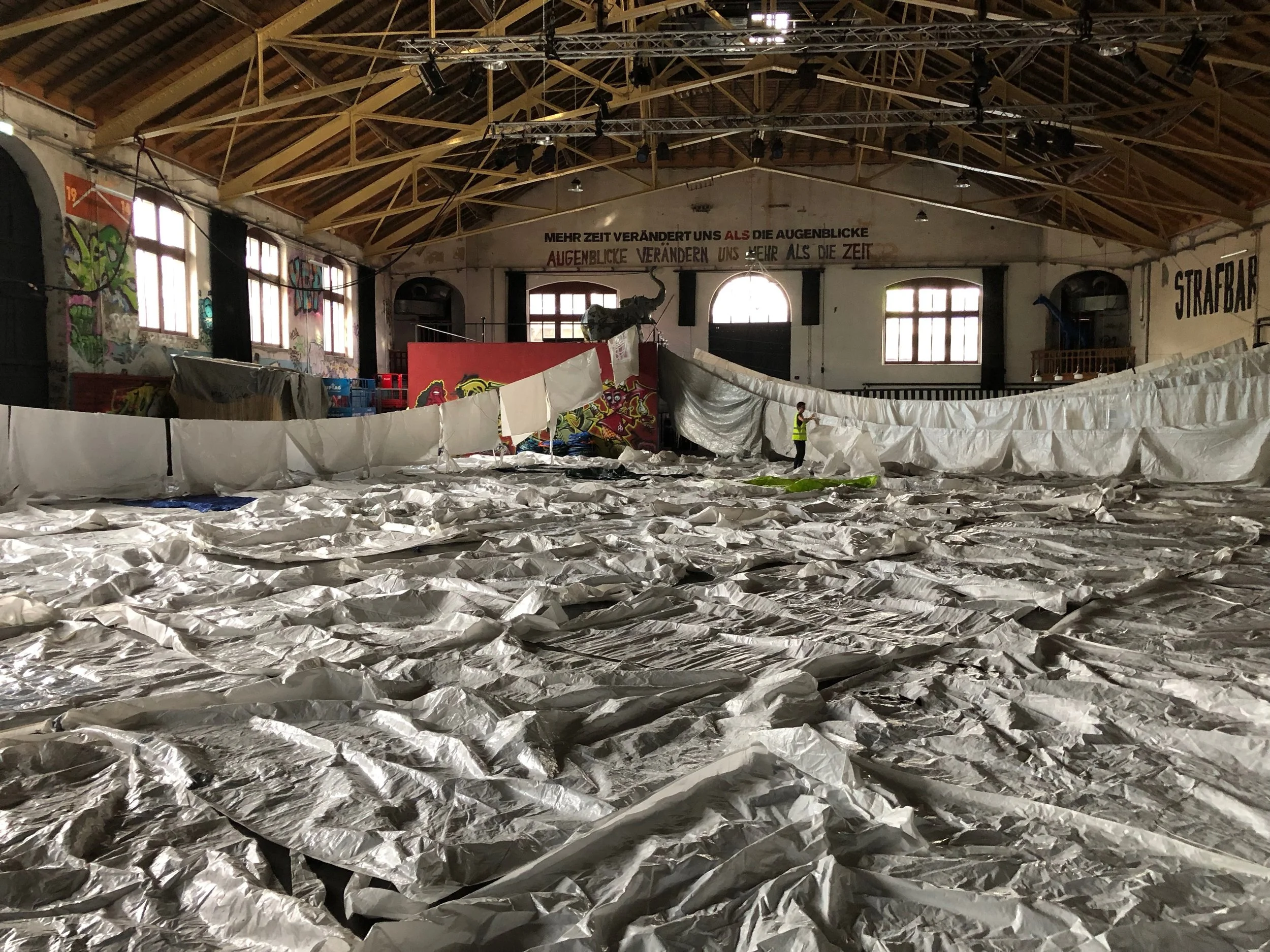 Die ausgelegten Zelte und Blachen in der grossen Halle in Bern. Das war wirklich ein Krampf…