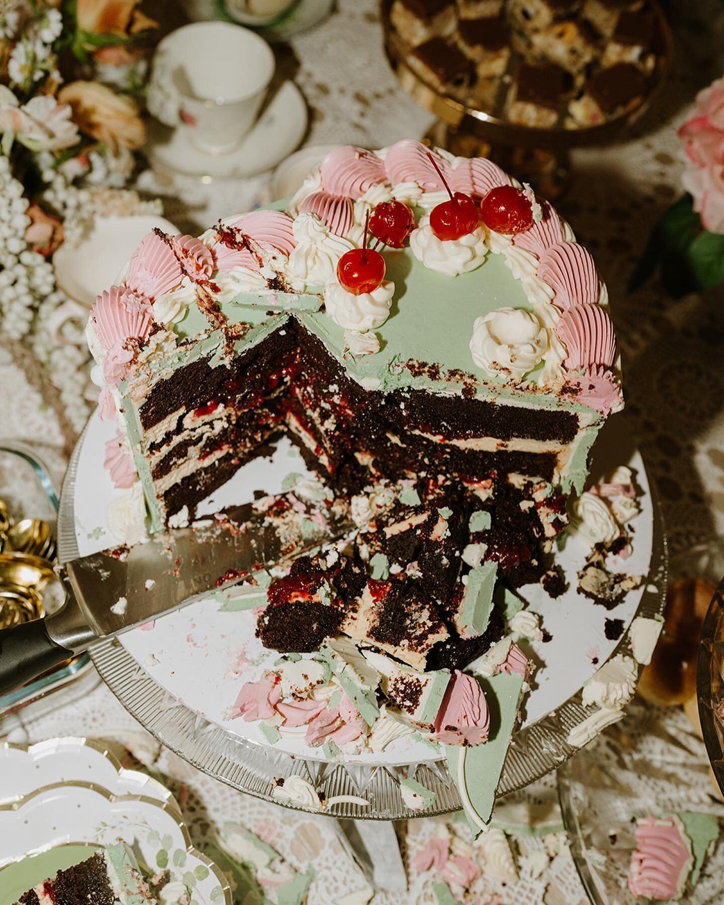 Amanda &amp; Jarad&rsquo;s 70&rsquo;s inspired arvo tea and backyard nuptials were featured over on @hellomaymagazine this week ❤️❤️ cannot get enough of these two and that jelly slice! 
Epic cake by one and only @mali_bakes 🙌🏻
Prettiest of dresses