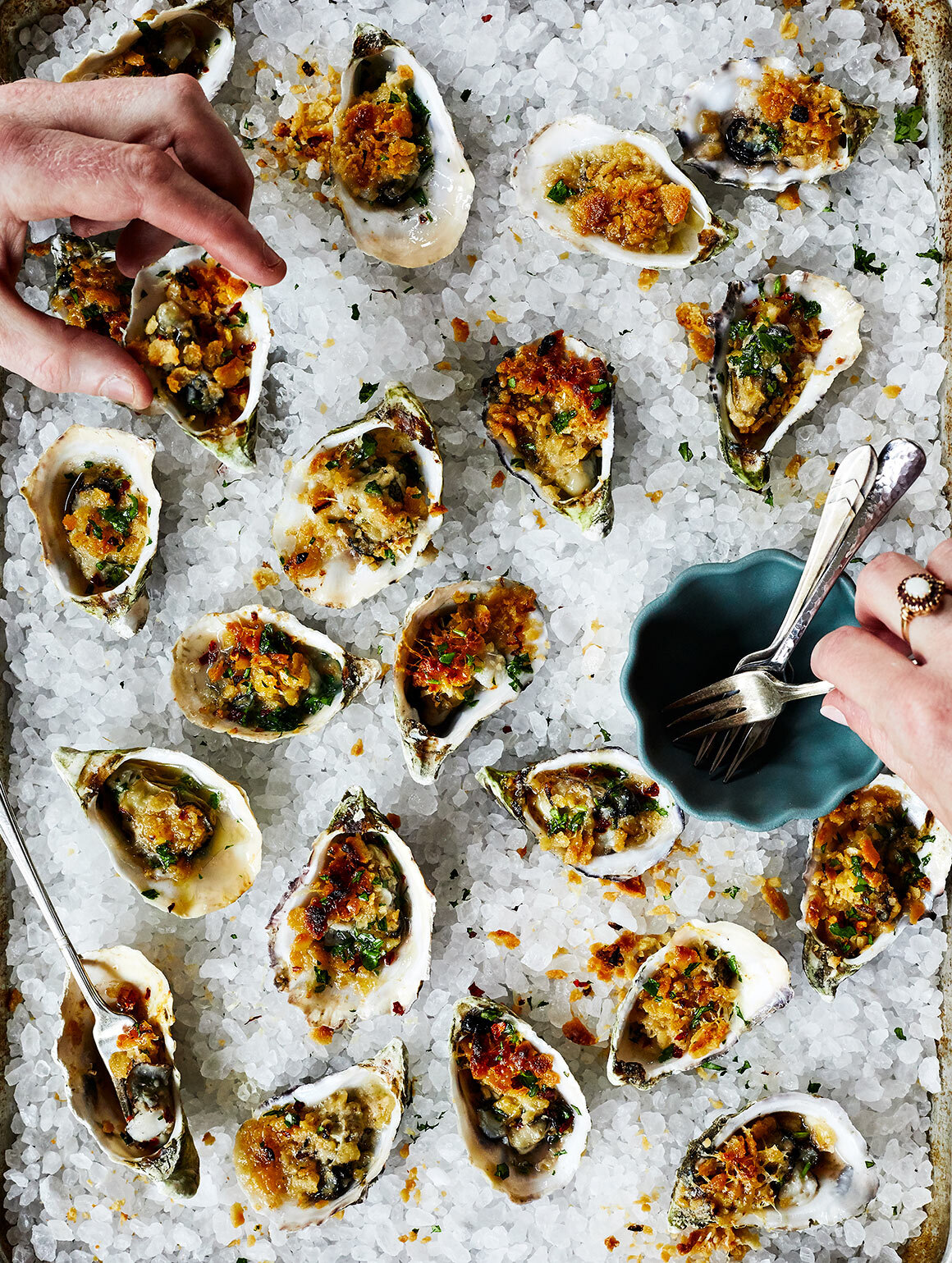 Food-between-freinds-jesse-tyler-ferguson-kitchen-recipes-cookbook-food-photography-lifestyle-cooking-with-julie-oysters-5037.jpg