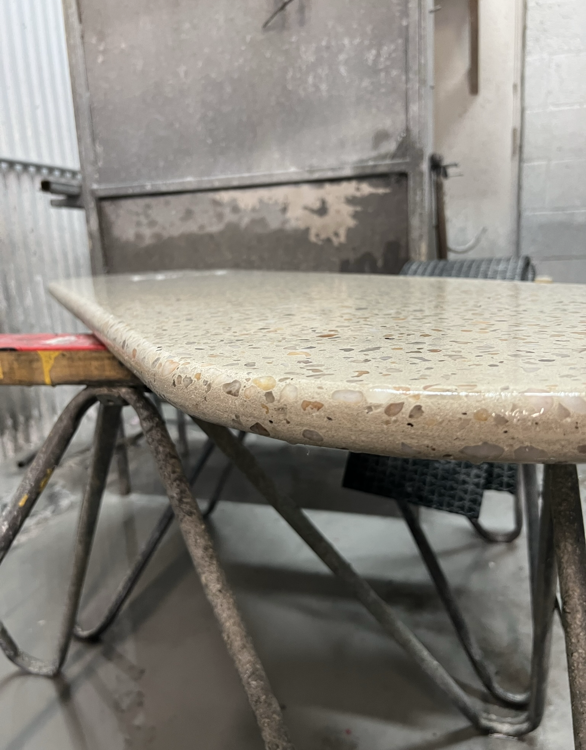 TABLE COLONIALE BULL NOSE_beige terrazzo.PNG