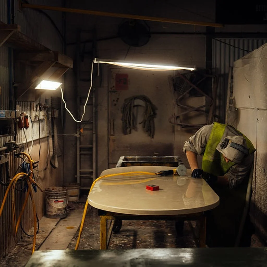Nos tables au fini antique sont de v&eacute;ritables pi&egrave;ces uniques. Leur veinage, travaill&eacute;  enti&egrave;rement &agrave; la main, en fait moins un simple mobilier qu&rsquo;une v&eacute;ritable &oelig;uvre &agrave; part enti&egrave;re.
