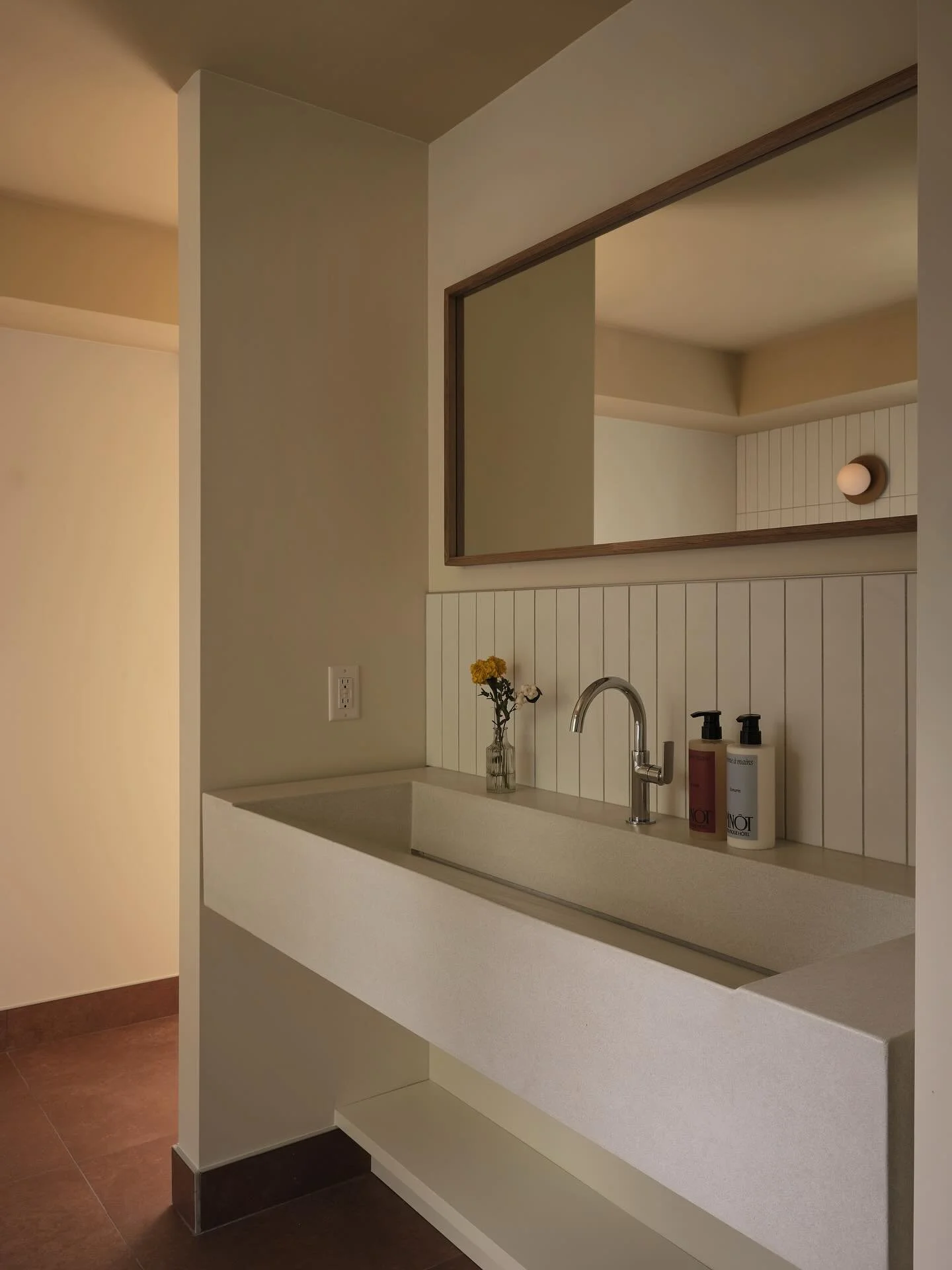 Alliant design &eacute;pur&eacute; et d&eacute;cor raffin&eacute;, le Pin&ocirc;t Boutique H&ocirc;tel de Sutton charme par son atmosph&egrave;re chaleureuse et son &eacute;crin de nature.

Comptoir cuve S60 - Oyster White / Standard 

Photo @pinot_h