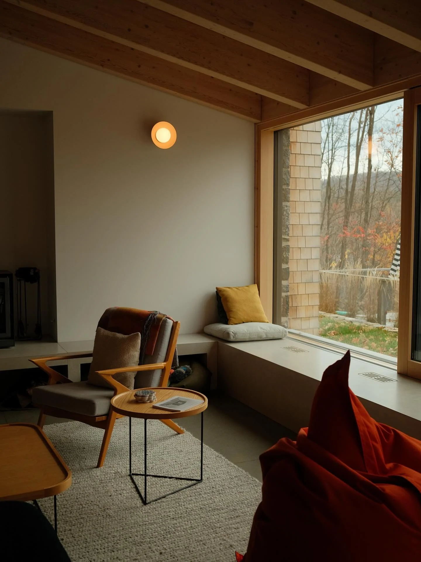 Banquette sur-mesure en b&eacute;ton s&rsquo;int&eacute;grant naturellement &agrave; l&rsquo;architecture, cr&eacute;ant un dialogue entre la mati&egrave;re brute et la lumi&egrave;re douce.
Un espace &agrave; la fois &eacute;pur&eacute; et chaleureu