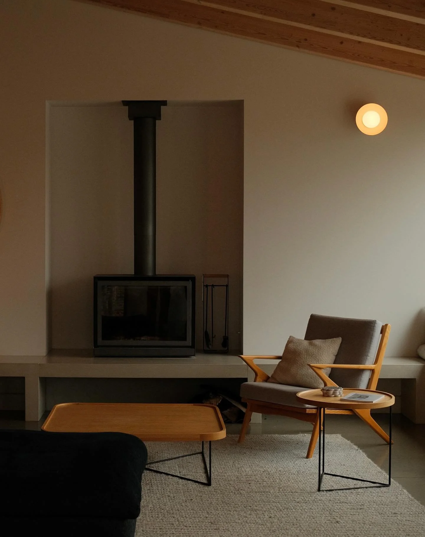 Assise de foyer et banquette en b&eacute;ton beige standard. 

Un mobilier sur mesure qui offre &agrave; cet espace lumineux une structure solide et coh&eacute;rente.
Un ensemble &agrave; la fois discret et affirm&eacute;, une pi&egrave;ce qui soutie