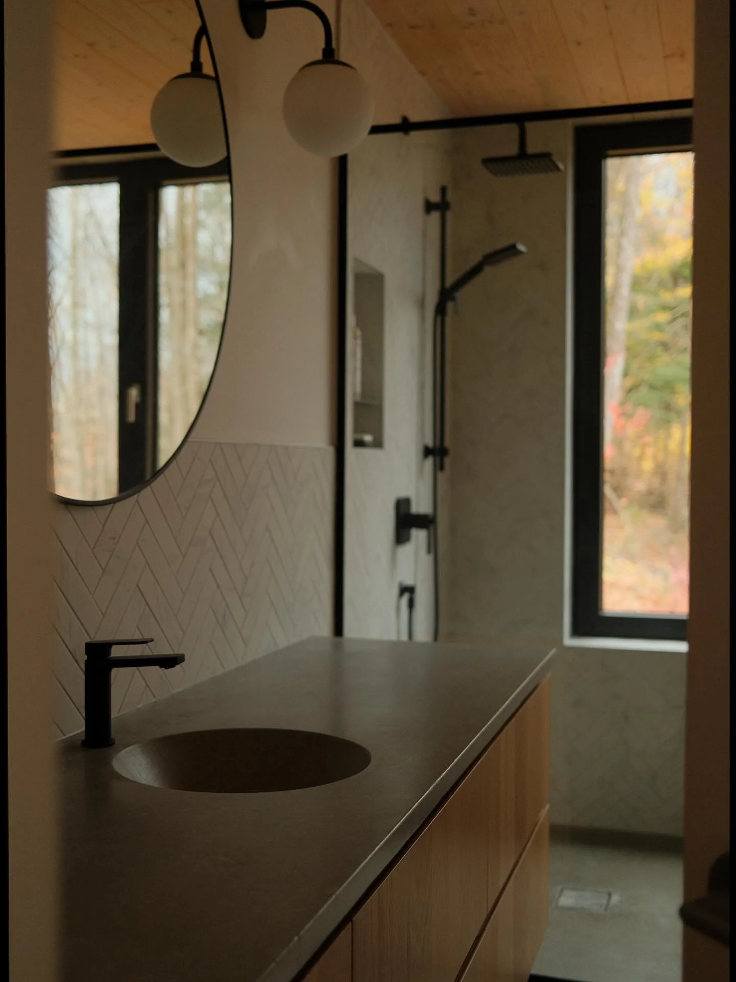 Une simplicit&eacute; r&eacute;fl&eacute;chie qui structure l&rsquo;espace.
Une surface monolithique insufflant une pr&eacute;sence calme et &eacute;pur&eacute;e o&ugrave; la cuve circulaire se pose comme signature.

Comptoir cuve sur mesure - Solona