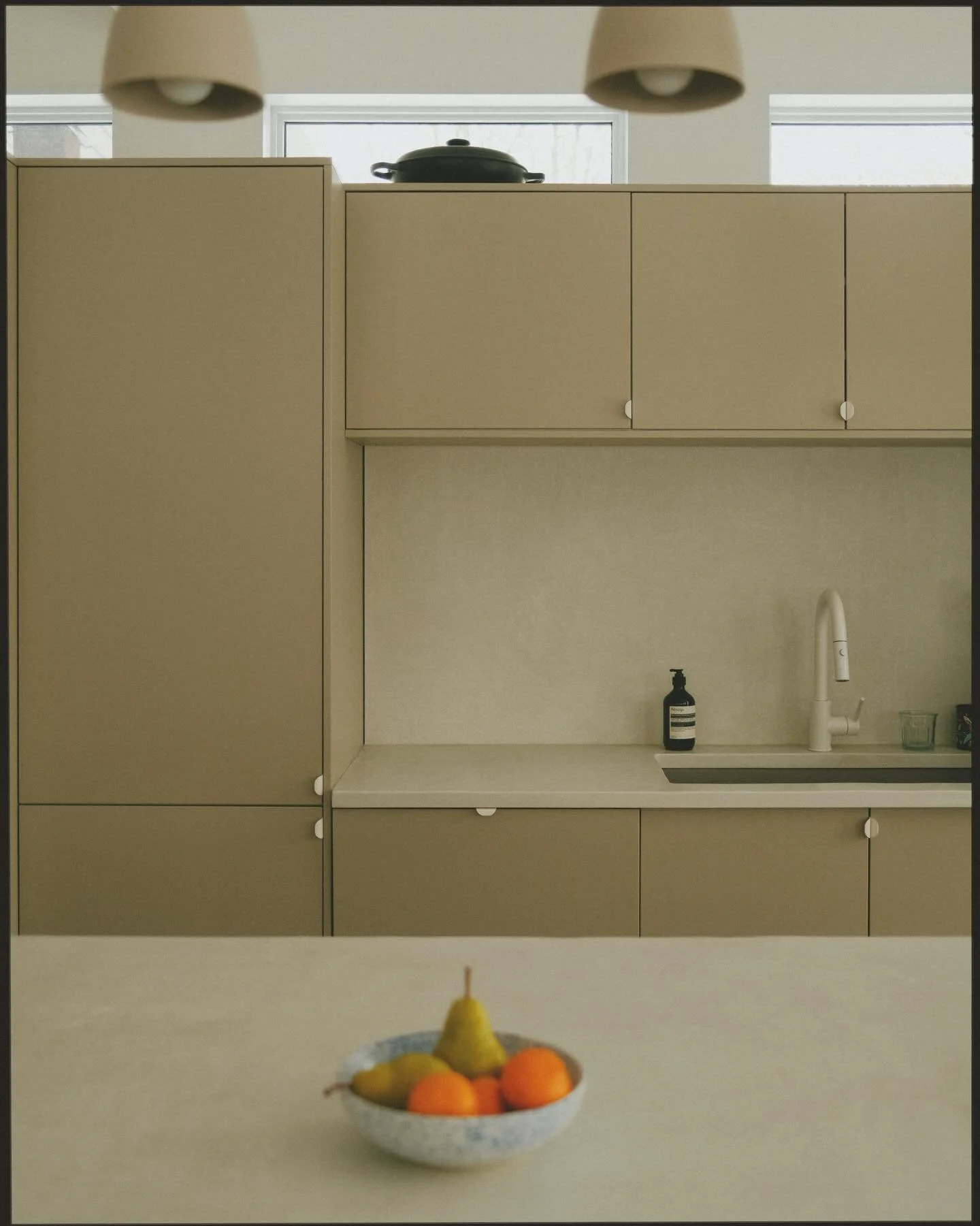 Une cuisine aux lignes simples, aux mati&egrave;res et aux teintes coh&eacute;rentes.
On vous pr&eacute;sente notre nouveau fini ''truelle'', offrant une texture douce et un rendu vivant.
Applicable sur tous nos produits de surfaces planes et offert 