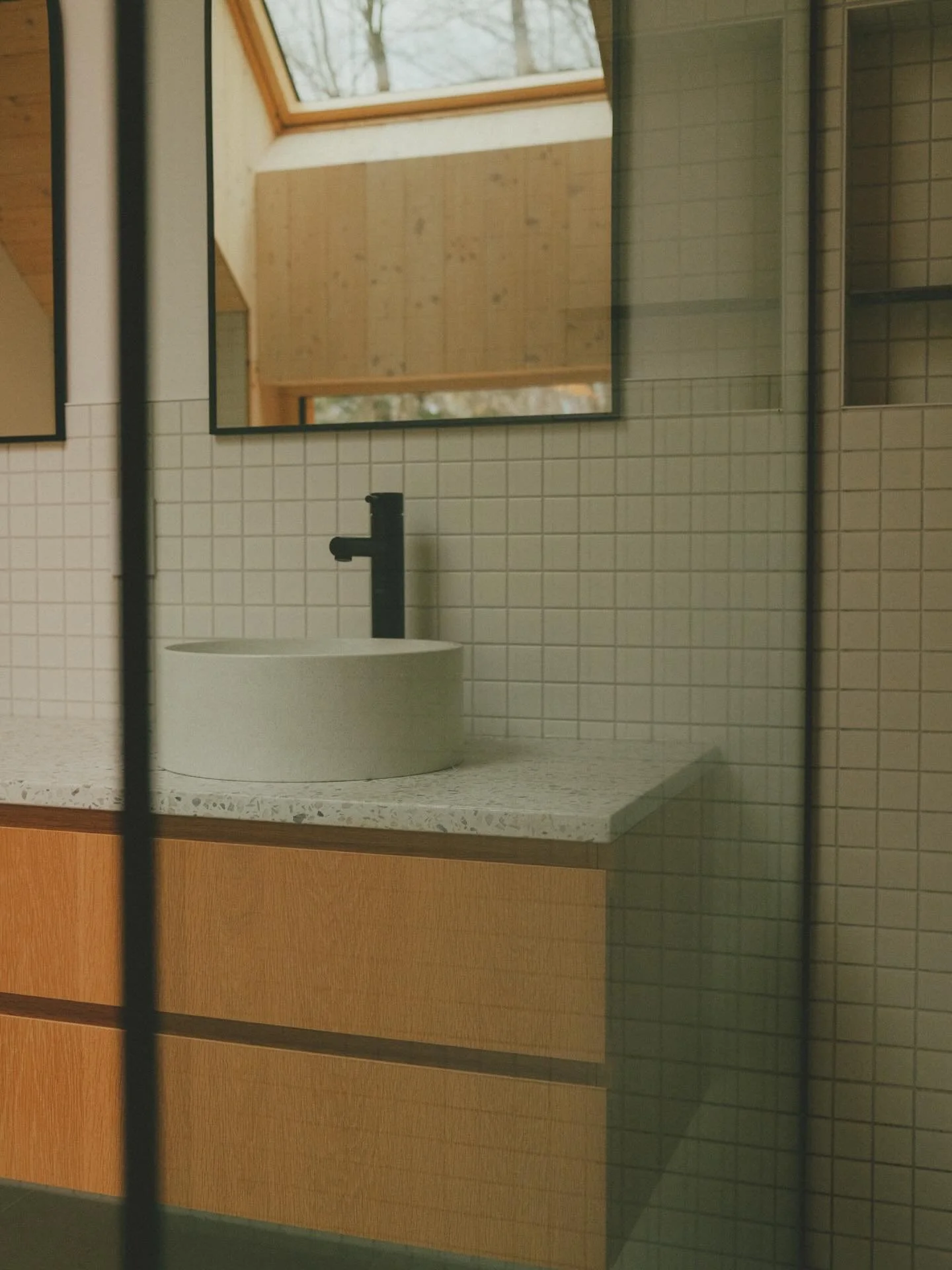 Harmoniser des lavabos circulaires dans un d&eacute;cor lin&eacute;aire permet de cr&eacute;er un contraste doux, &eacute;quilibr&eacute; et r&eacute;solument architectural.&nbsp;&nbsp;

Vasques Thali et comptoir sur-mesure oyster white en fini terra