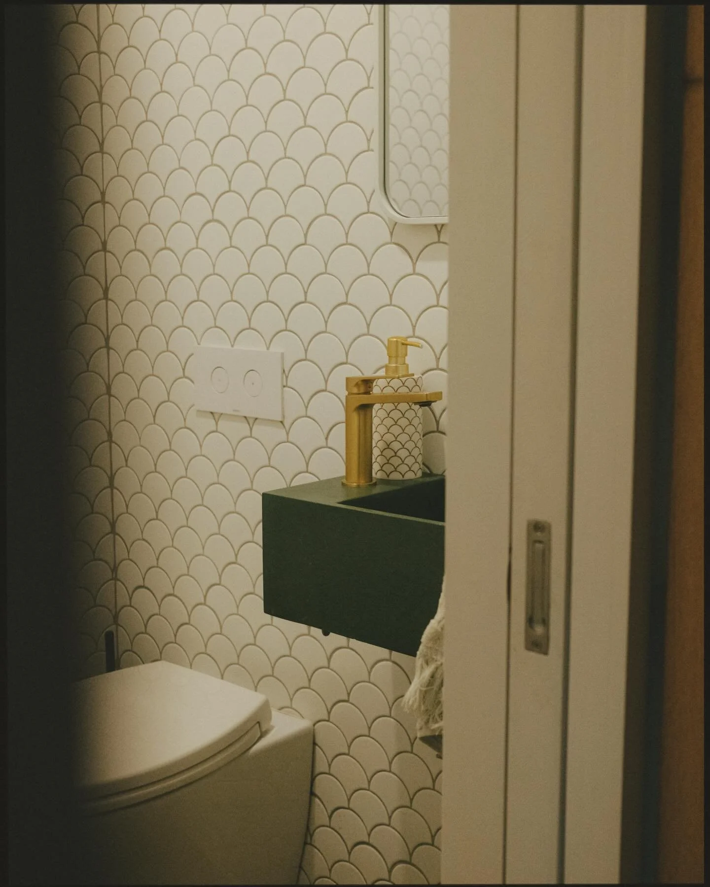 Une salle d&rsquo;eau qui prouve que chaque d&eacute;tail compte. Le mod&egrave;le Pebbles, pens&eacute; pour les espaces compacts. Lavabo couleur Caldwell, petit format, fixation murale et grande impression! 
 
A powder room that proves every detail