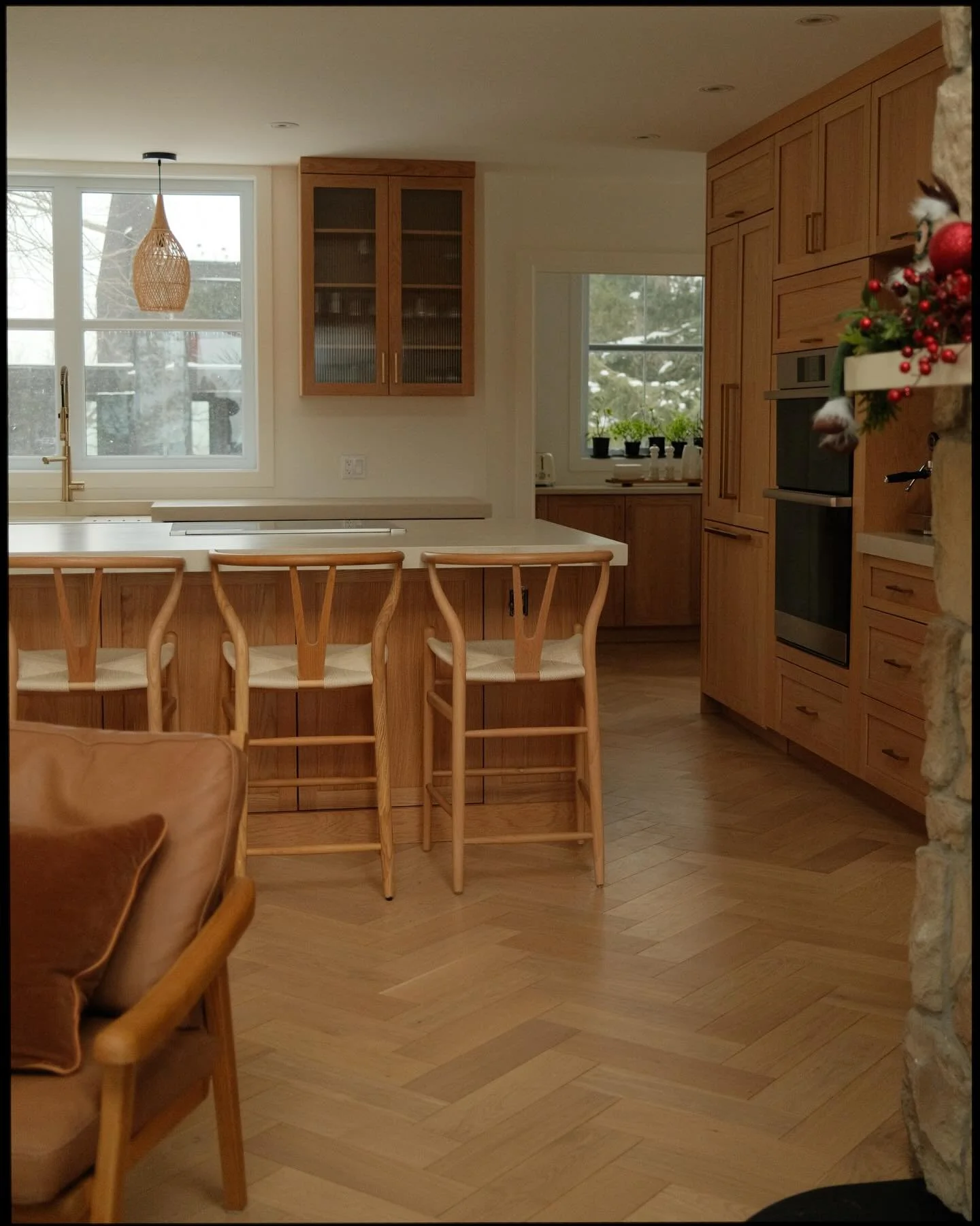 Baign&eacute;e de lumi&egrave;re naturelle, cette cuisine met en valeur nos comptoirs en b&eacute;ton beige standard.

Leur &eacute;paisseur affirm&eacute;e apporte caract&egrave;re et profondeur, tout en pr&eacute;servant une ambiance claire et chal