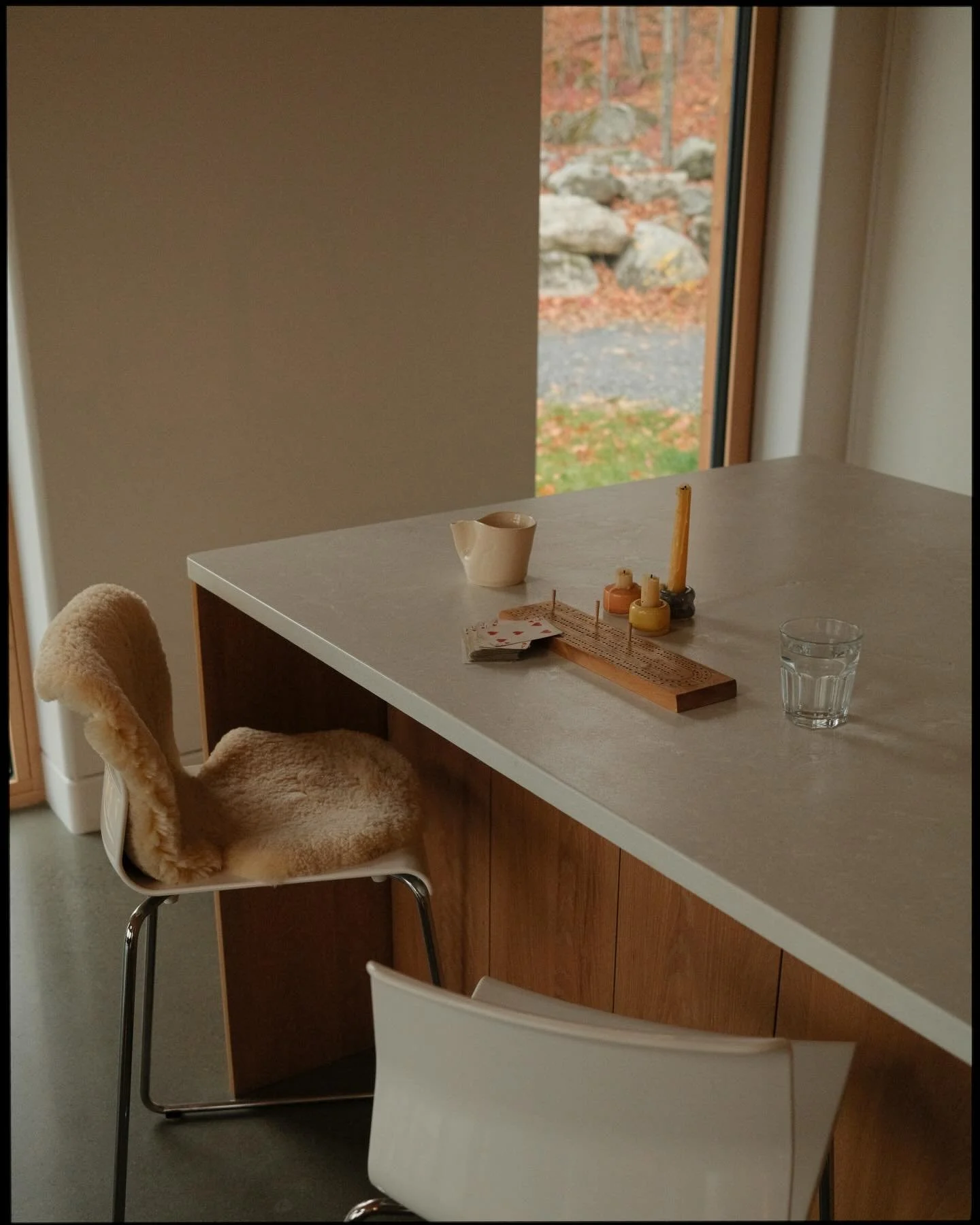 Notre comptoir oyster white, en fini antique, capte la lumi&egrave;re de cette pi&egrave;ce soigneusement pens&eacute;e.
Une teinte nuanc&eacute;e - ni froide, ni clinique - &agrave; la texture douce et min&eacute;rale, qui &eacute;volue au fil de la