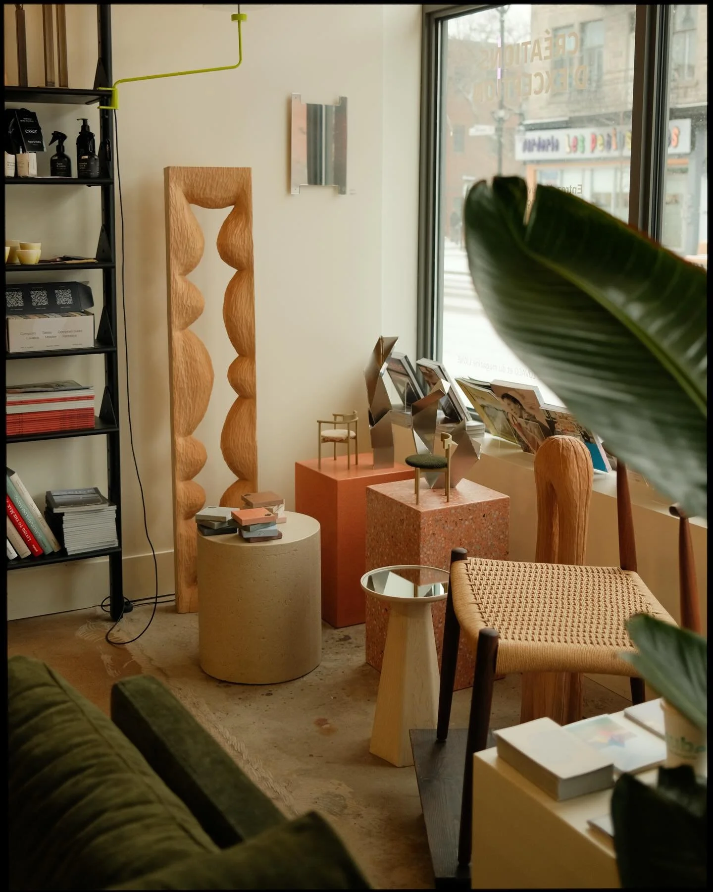 Notre travail se situe quelque part entre l&rsquo;architecture et la sculpture.

Une vasque, un pi&eacute;destal, une table ou un comptoir.
Chaque pi&egrave;ce r&eacute;alis&eacute;e est pens&eacute;e pour porter l&rsquo;espace, la lumi&egrave;re et 