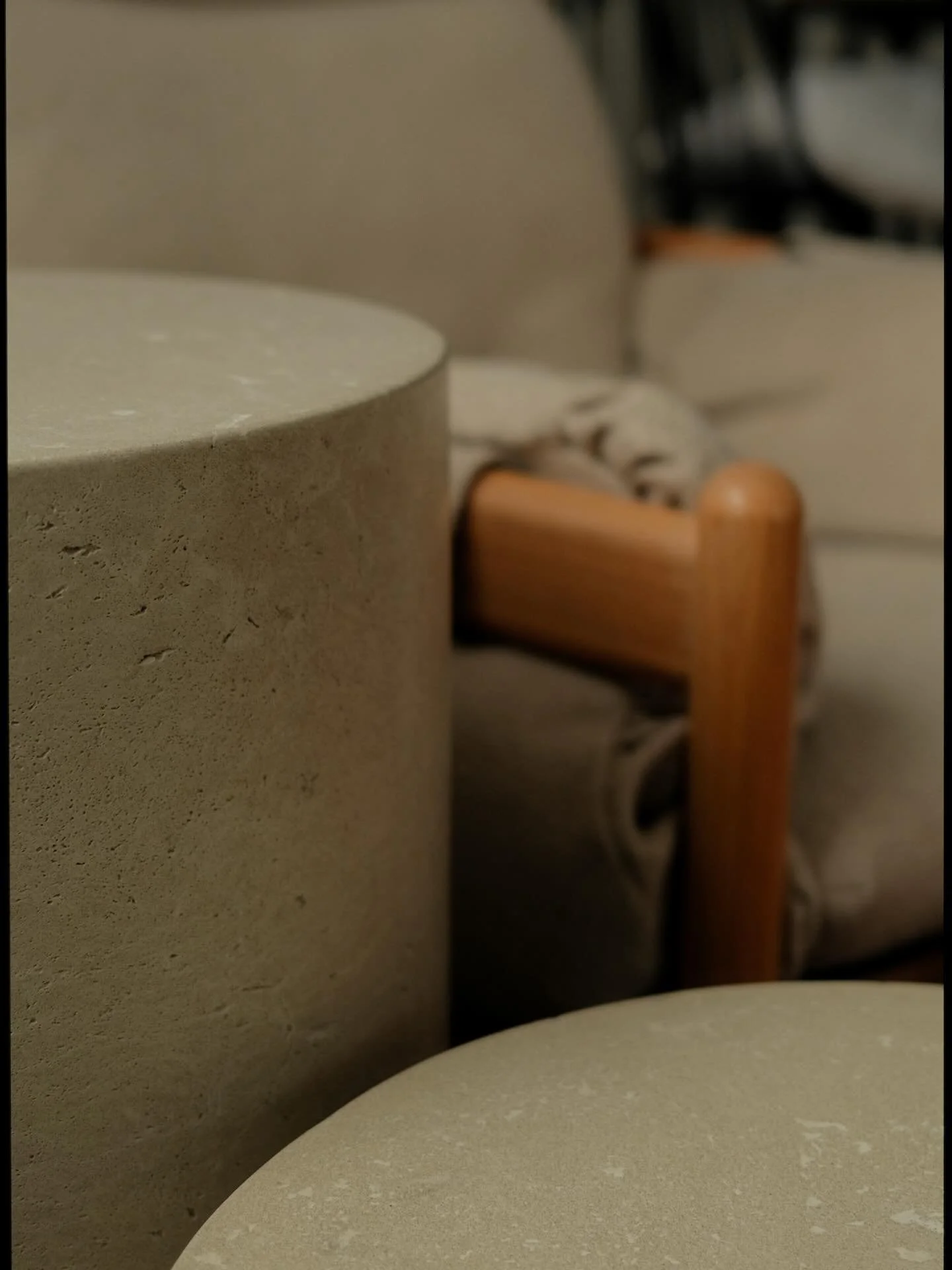 Podiums beige antique

Un cylindre fonctionnel, pens&eacute; pour durer, fa&ccedil;onn&eacute; avec intention.
 
Comme banc ou table d&rsquo;appoint, il s&rsquo;invite naturellement dans tous les espaces. 

&mdash;

Antique Beige Podiums

A functiona