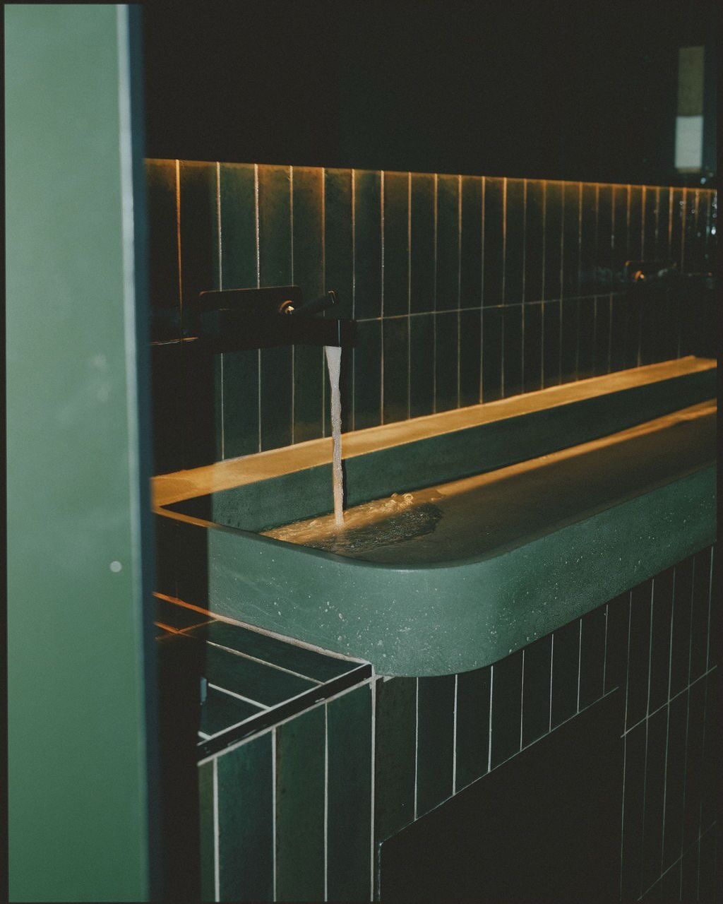 🍷Annette Bar &agrave; vin
Deux entreprises qu&eacute;b&eacute;coises qui rayonnent ensemble.
Un lieu o&ugrave; l&rsquo;ambiance, la rigueur et l&rsquo;exp&eacute;rience se rencontrent.
B&eacute;ton Johnstone y a int&eacute;gr&eacute; un lavabo sur m