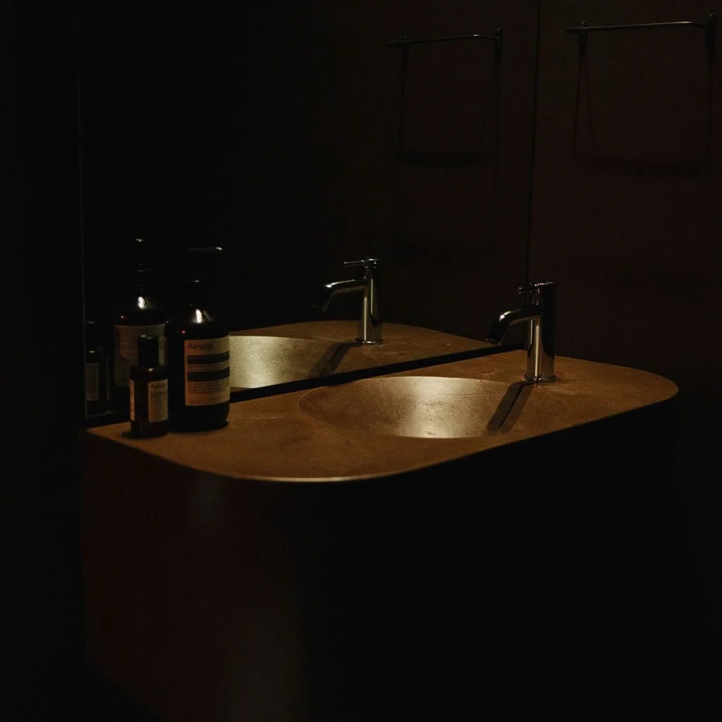 Arvida Tall
Couleur Espresso | Fini Antique

Le ton sur ton r&eacute;v&egrave;le toute la richesse du fini antique dans cette pi&egrave;ce volontairement sombre, o&ugrave; la lumi&egrave;re, soigneusement orchestr&eacute;e, souligne la profondeur de 