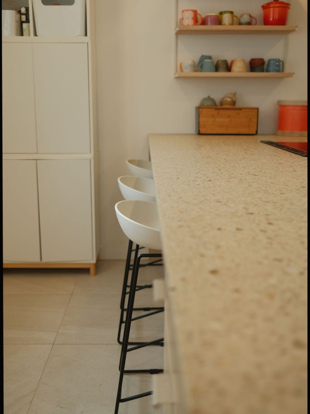 Il&ocirc;t de cuisine - beige terrazzo classique

Au c&oelig;ur de la cuisine, cette surface invite aux rassemblements.

Notre fini terrazzo est pens&eacute; pour les espaces vivants et donne le ton sur le d&eacute;cor ambiant.

&mdash;

Kitchen Isla