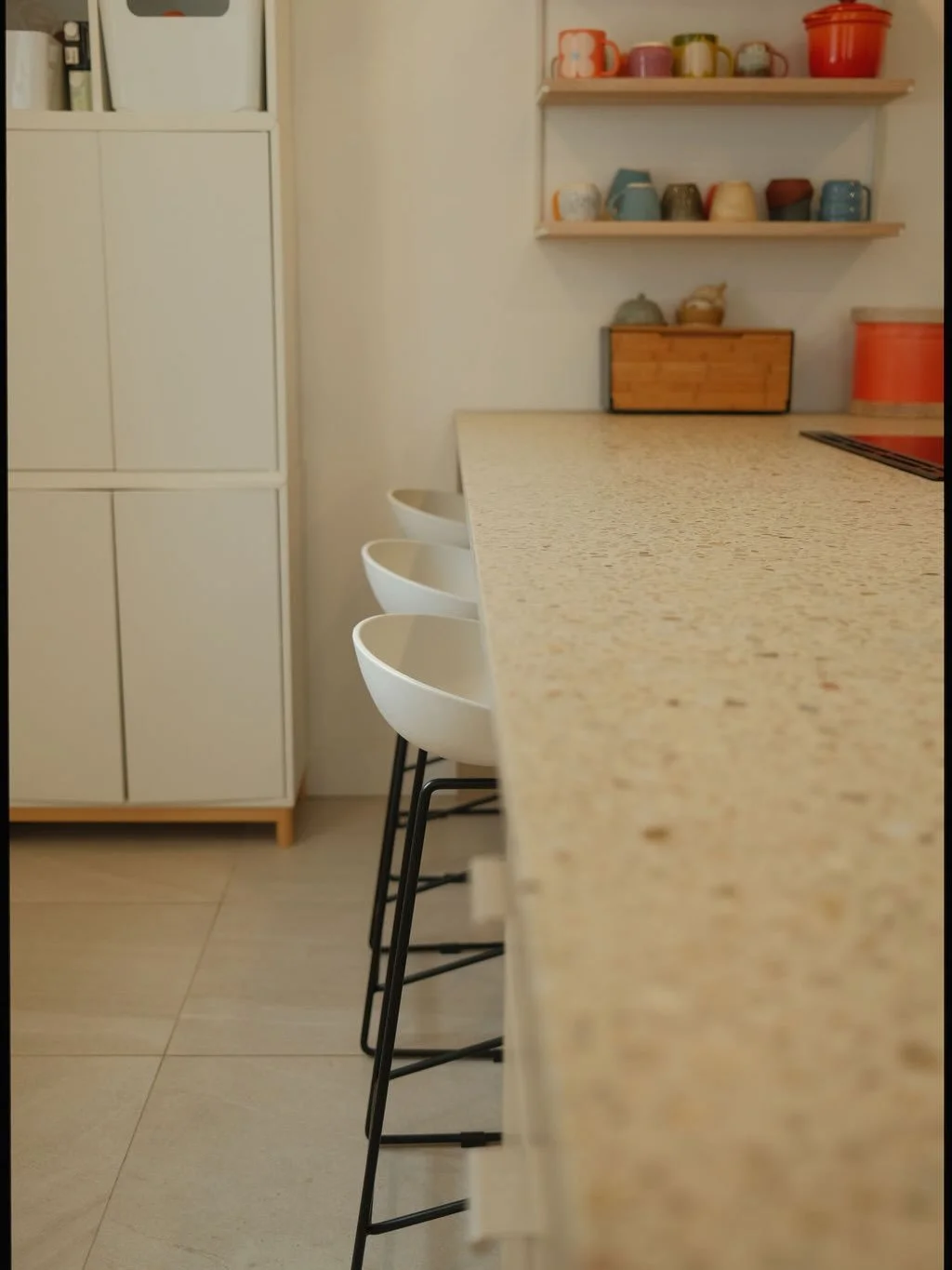 Il&ocirc;t de cuisine - beige terrazzo classique

Au c&oelig;ur de la cuisine, cette surface invite aux rassemblements.

Notre fini terrazzo est pens&eacute; pour les espaces vivants et donne le ton sur le d&eacute;cor ambiant.

&mdash;

Kitchen Isla