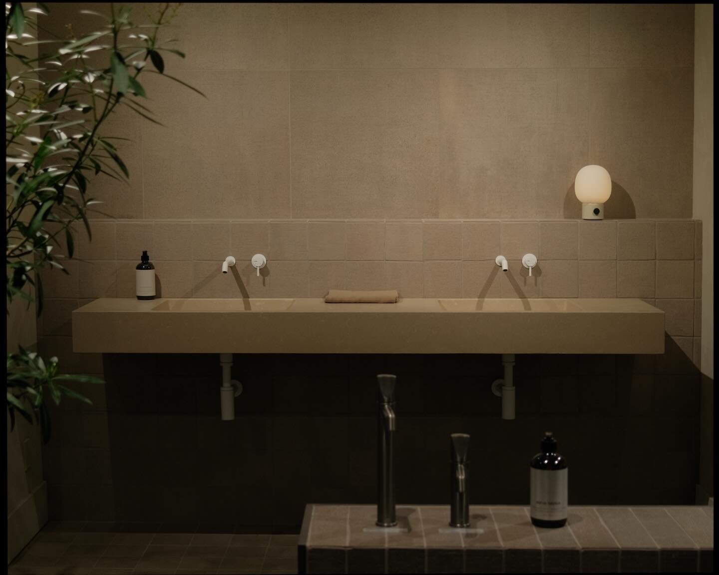 Comptoir Cuves S84 - Beige Antique

&Agrave; d&eacute;couvrir chez Ramacieri Soligo: la palette min&eacute;rale et le ton sur ton cr&eacute;ent une atmosph&egrave;re enveloppante, o&ugrave; chaque mati&egrave;re dialogue avec subtilit&eacute;.

Le fi