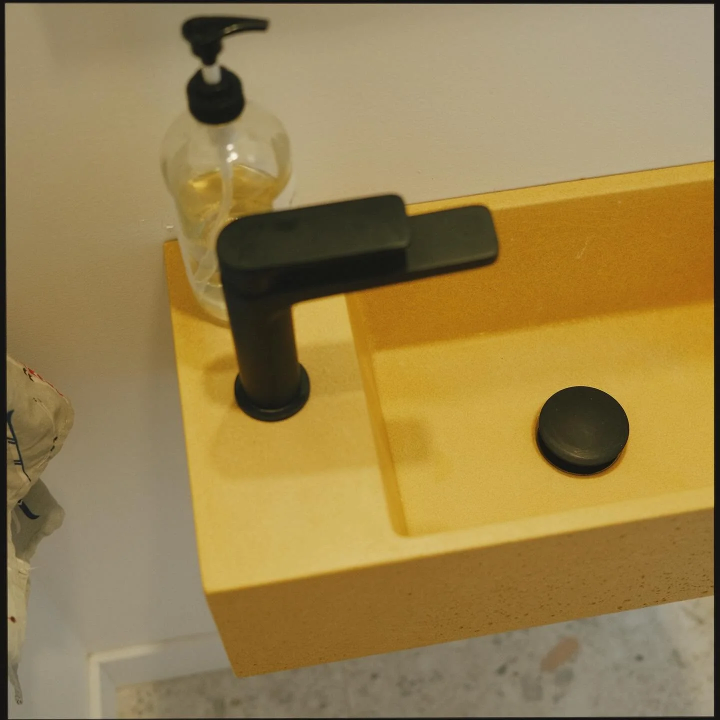 Lavabo Pebbles - Mellow standard

M&ecirc;me les plus petits espaces m&eacute;ritent d&rsquo;&ecirc;tre mis en lumi&egrave;re. Une teinte vibrante, des lignes nettes : notre lavabo mural PEBBLES devient le point focal de cette salle d&rsquo;eau. Preu