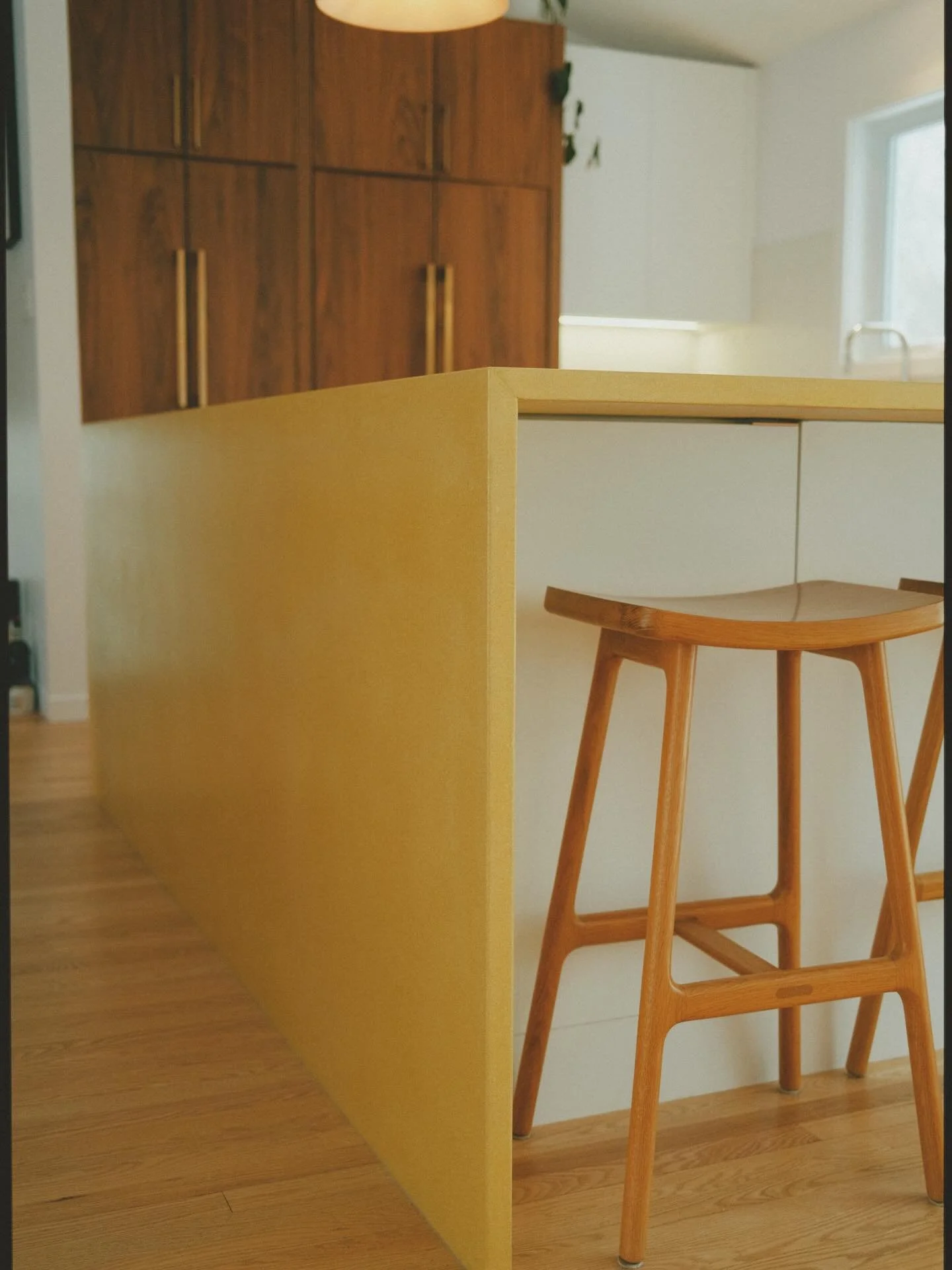 Comptoir et retomb&eacute;e sur mesure - Mellow standard

Une couleur assum&eacute;e.
Une pr&eacute;sence qui capte l&rsquo;attention.
Cet &icirc;lot Mellow attire naturellement l&rsquo;&oelig;il et donne du corps &agrave; cette cuisine.
Assembl&eacu