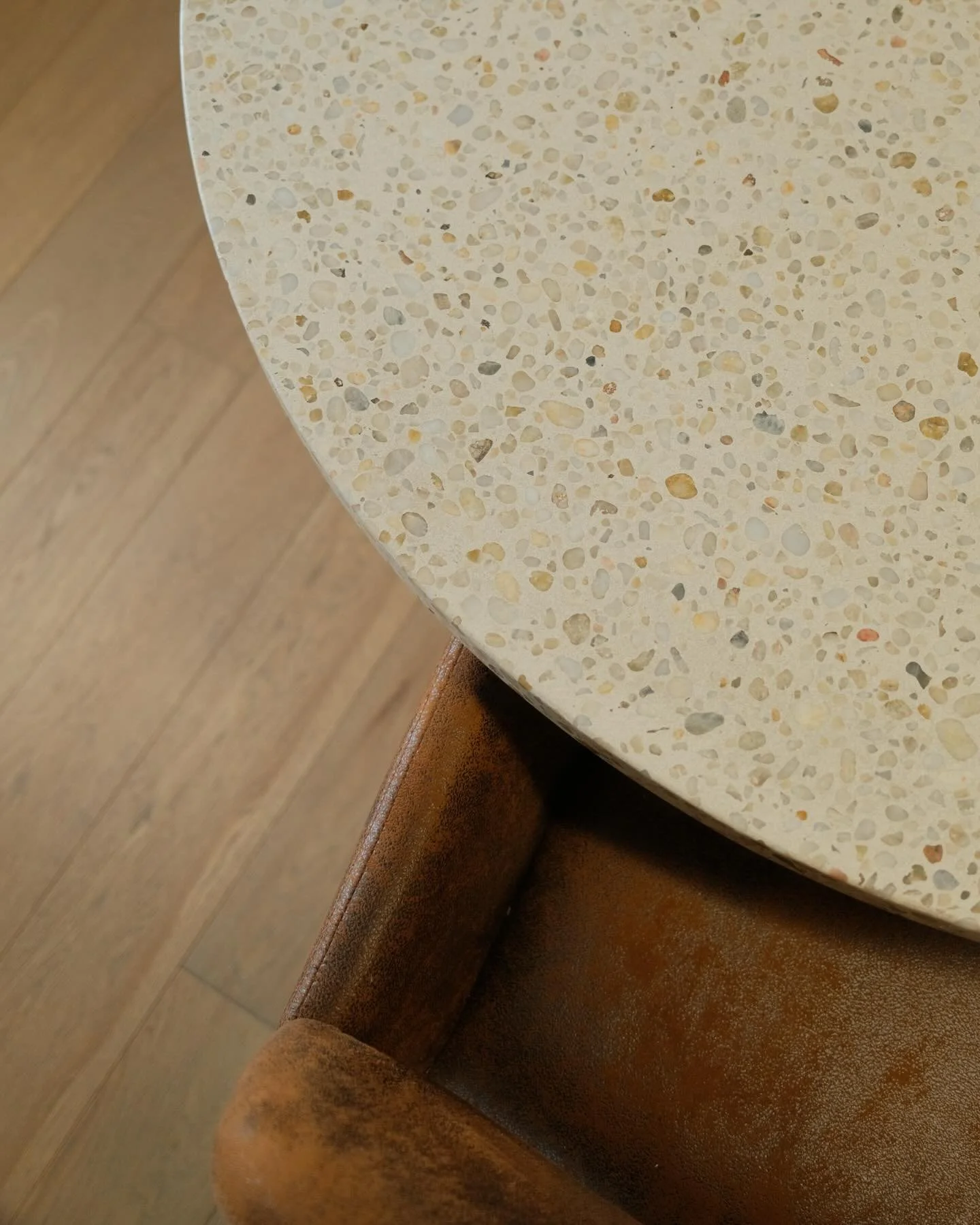 Table de conf&eacute;rence chez nos amis de @costal.ca 
B&eacute;ton Beige | Terrazzo Classique

Un terrazzo compos&eacute; d&rsquo;agr&eacute;gats naturels du Qu&eacute;bec. Une mati&egrave;re fine, ponctu&eacute;e de fragments subtilement nuanc&eac
